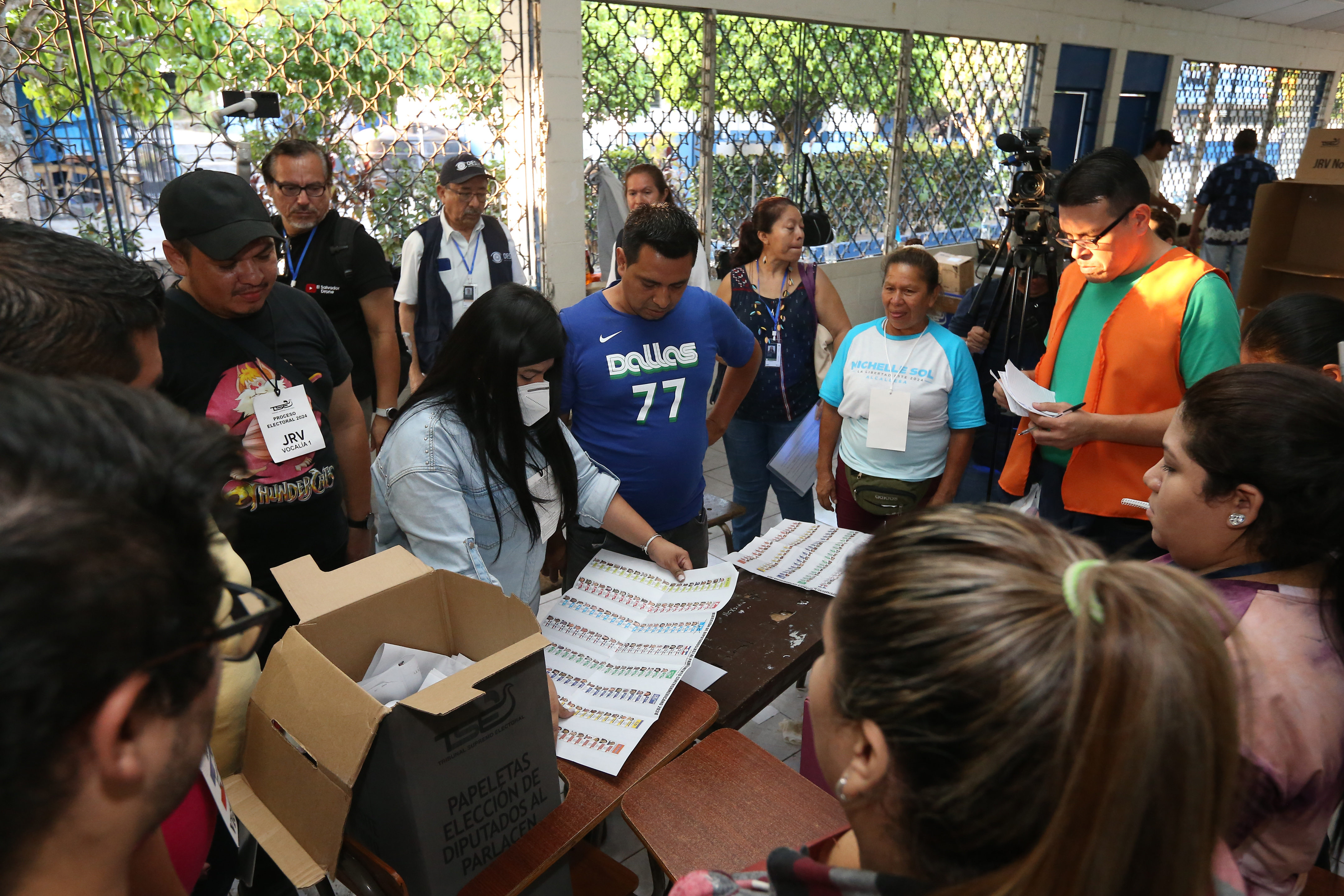 Miles de salvadoreños acudieron a las urnas para participar en elecciones municipales y del Parlacen. (Foto Prensa Libre: EFE)