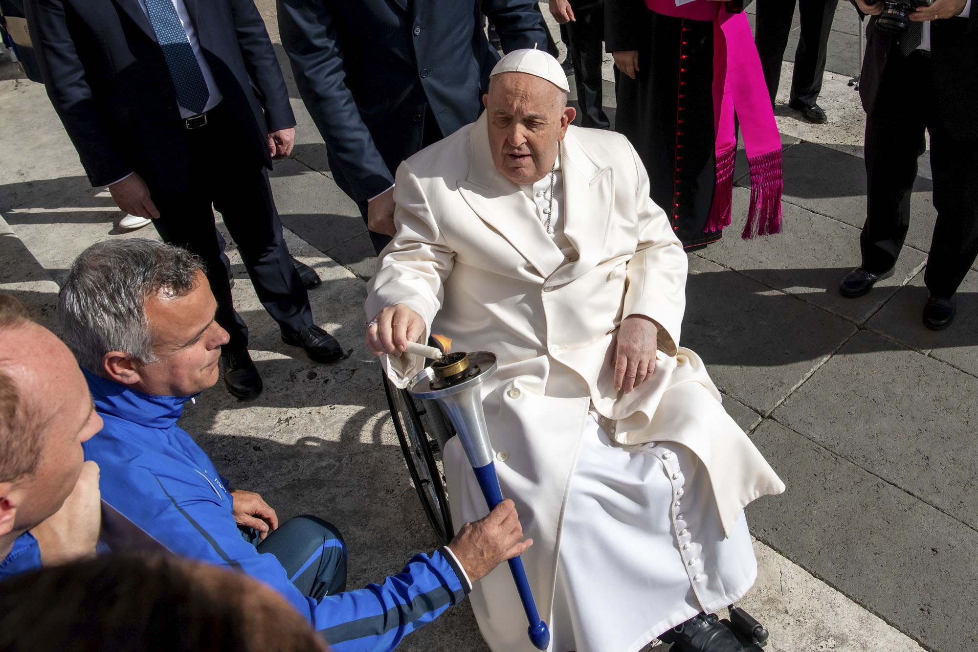 El papa Francisco enciende este miércoles, tras la audiencia general en la Plaza de San Pedro, en Ciudad del Vaticano. (Prensa Libre: AFP)