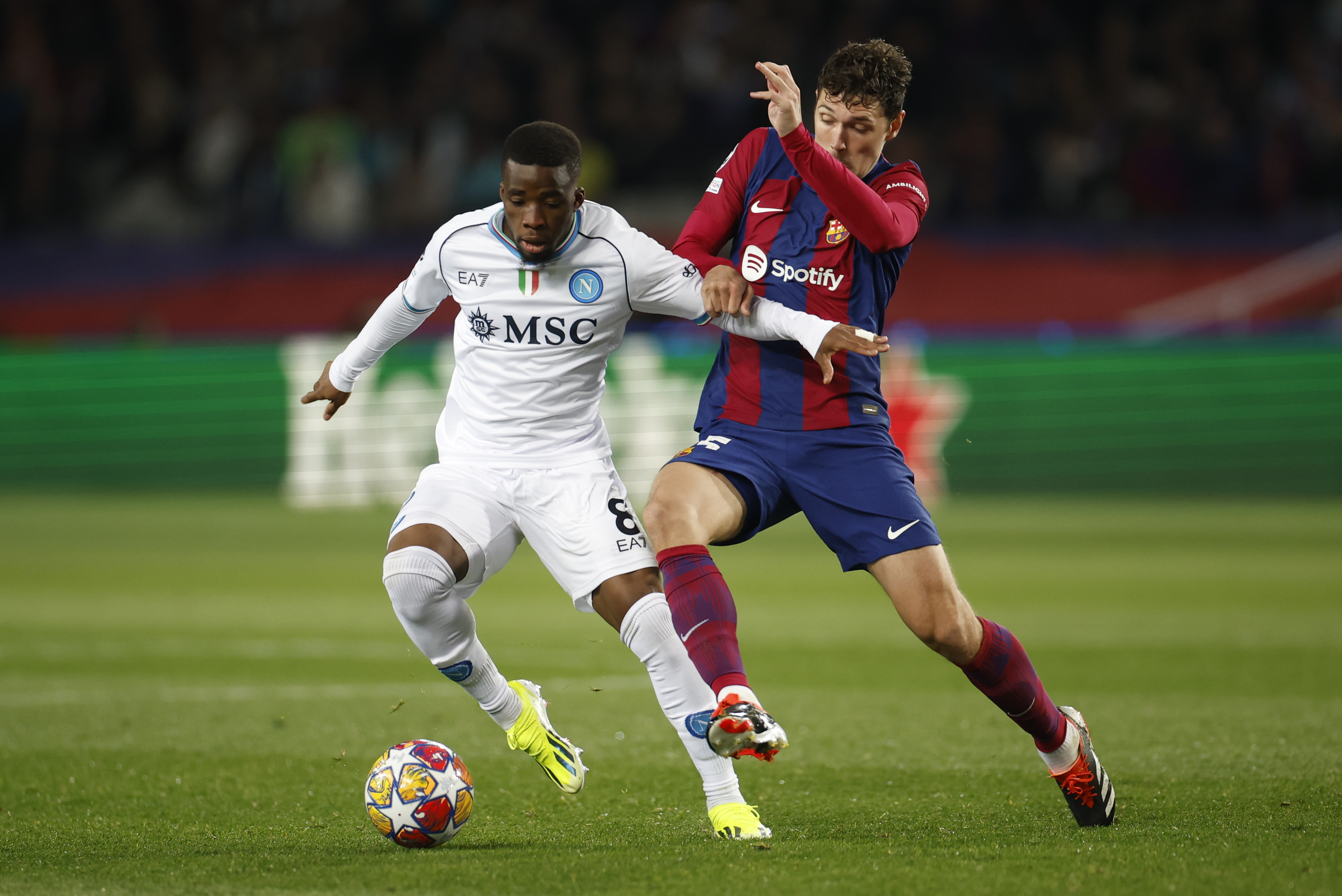 El jugador del FC Barcelona Andreas Christensen disputa un balón con el marfileño Hamed Junior Traore, del Napoli, durante el partido de vuelta de los octavos de final de la Liga de Campeones que FC Barcelona y SSC Nápoles disputan este martes en el Estadio Olímpico Lluís Companys.