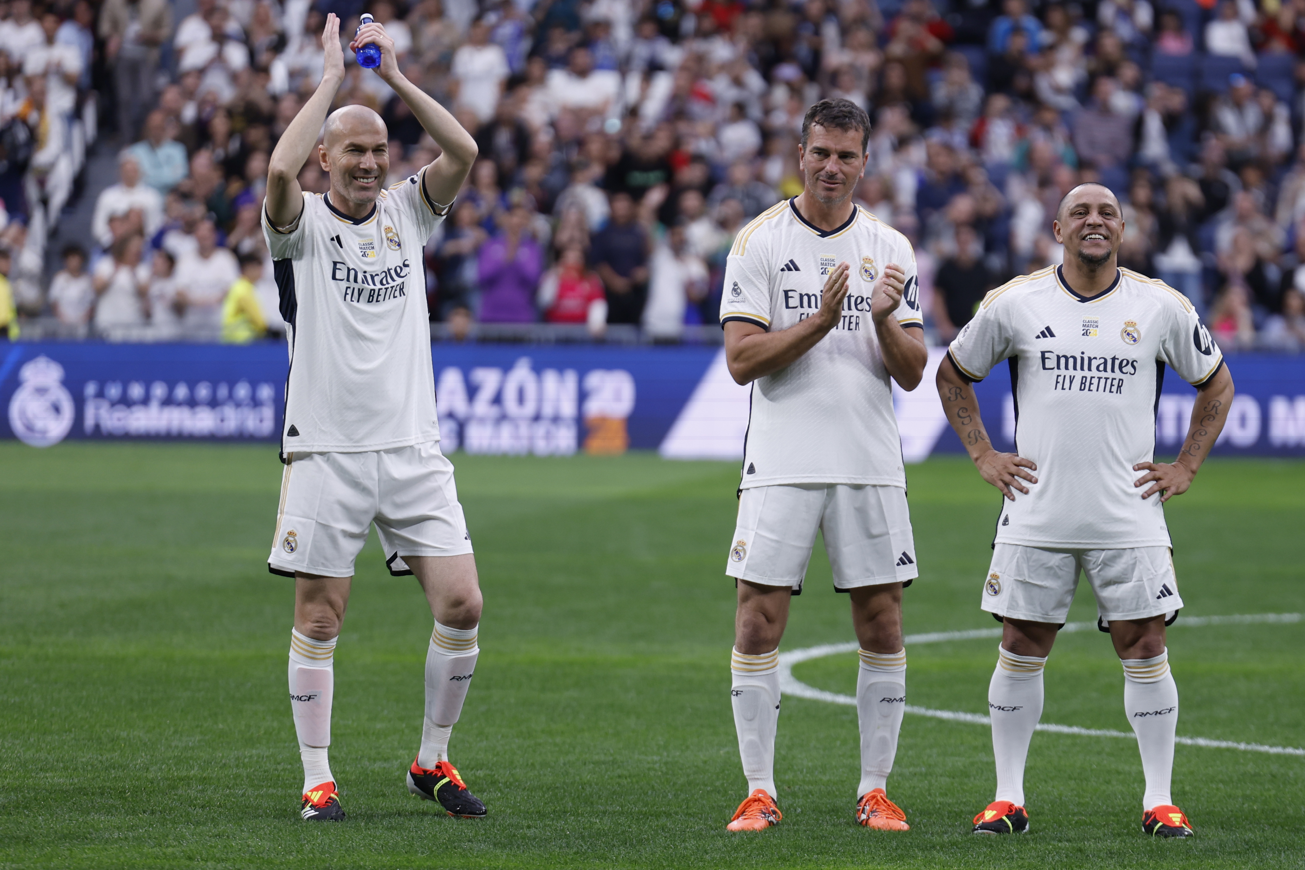 Los jugadores del Real Madrid Leyendas Zinedine Zidane (i-d), Francisco Pavón y Roberto Carlos aplauden al público al término del partido benéfico Corazón Classic Match 2024 que enfrentó a su equipo contra el FC Porto Vintage este sábado en el estadio Santiago Bernabéu en Madrid. (Foto Prensa Libre: EFE)