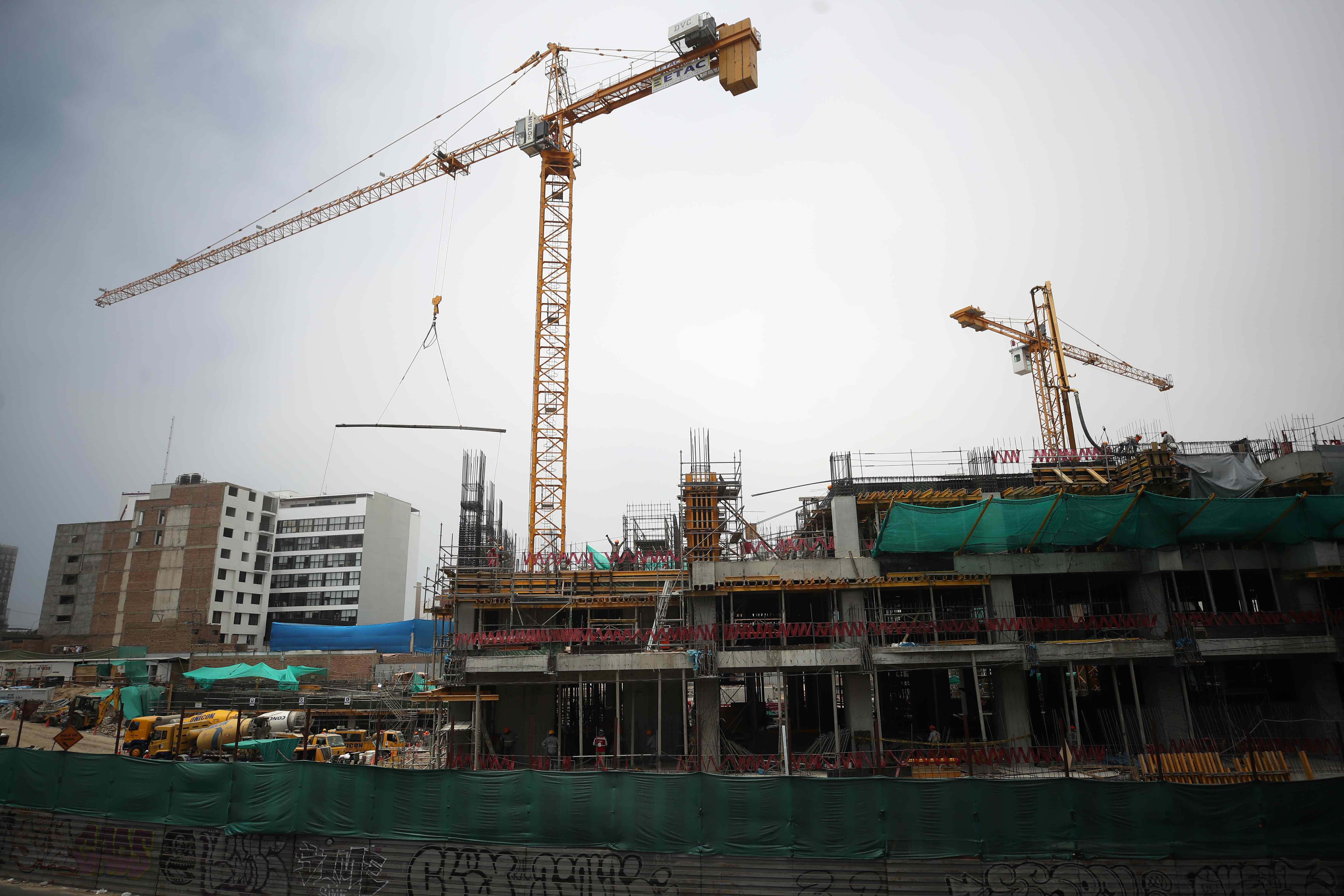 AME9989. LIMA (PERÚ), 23/03/2024.- Fotografía de un edificio de apartamentos en construcción el 18 de marzo de 2024, en Lima (Perú). Déficit de oferta, inequidad en el acceso, crecimiento de asentamientos informales y ausencia de políticas públicas describen las precarias condiciones de la vivienda en la mayoría de los países de América Latina, donde el incumplimiento de los programas gubernamentales y la escasez de financiación privada terminan dibujando un complicado escenario. EFE/ Paolo Aguilar