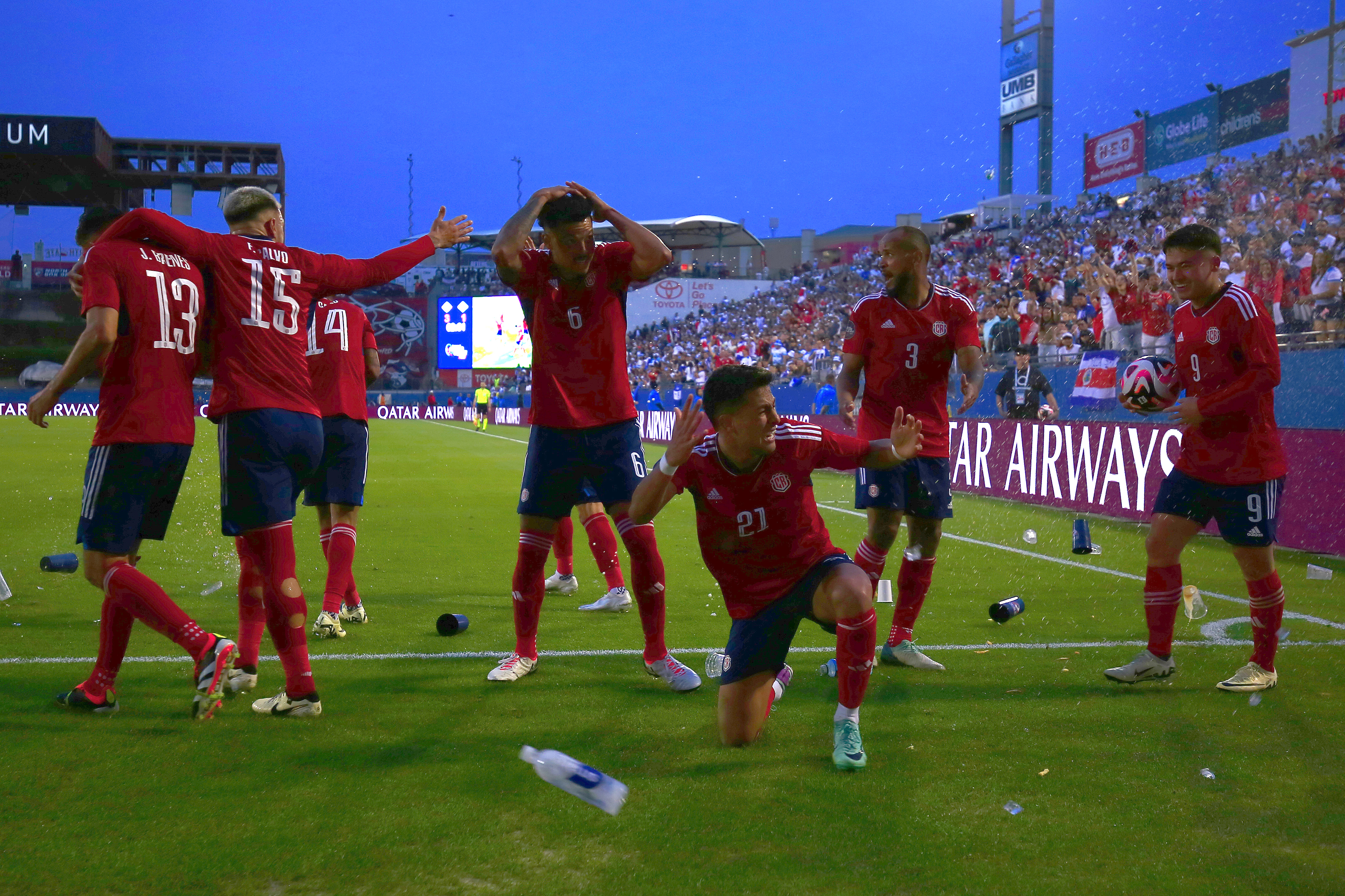 Jugadores de Costa Rica celebran un gol ante Honduras mientras son golpeados con botellas plásticas este sábado, en un partido de la Liga de Naciones de la Concacaf en el estadio Toyota de Frisco, Texas (Foto Prensa Libre: EFE)