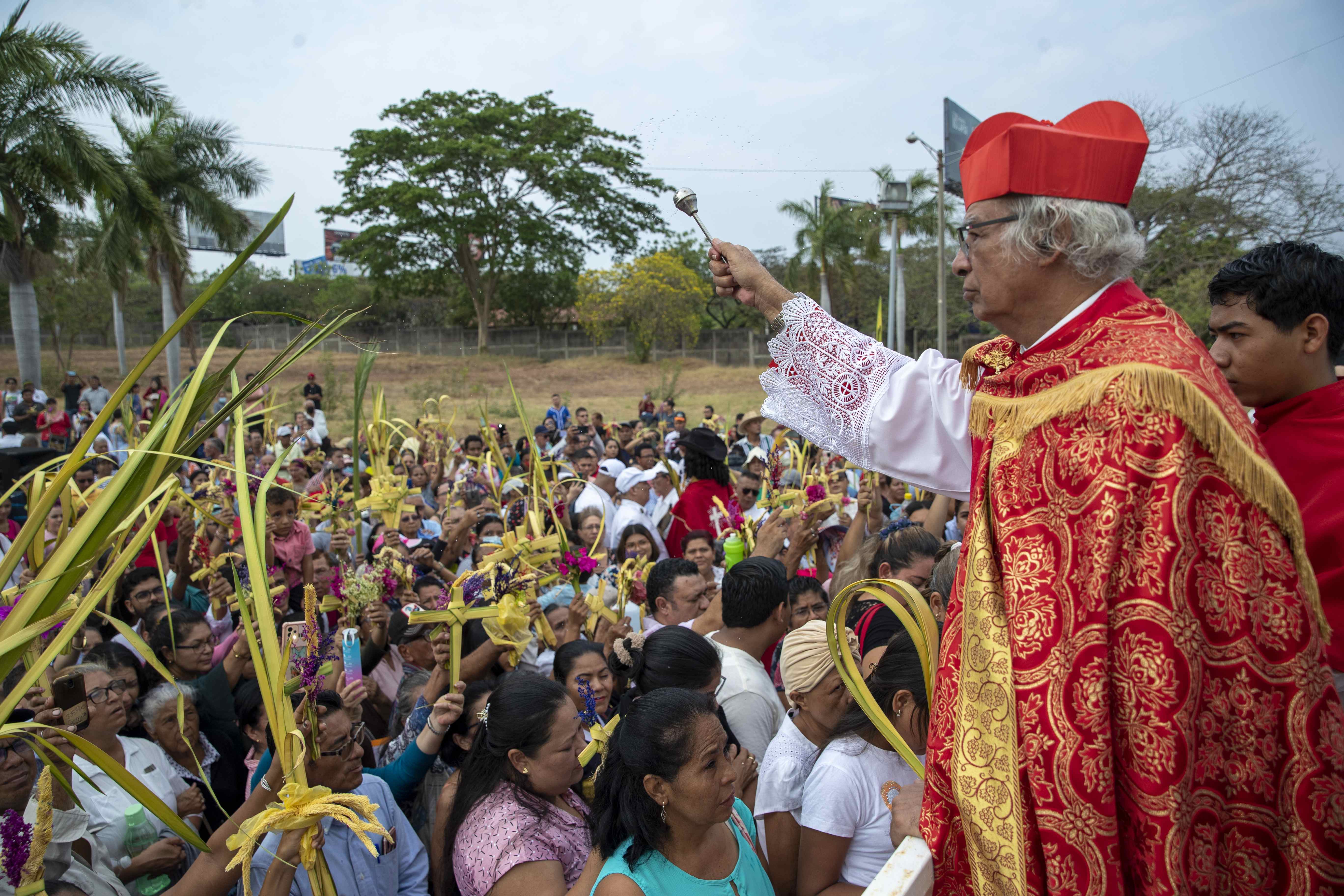 Algunas pocas iglesias celebraron actividades dentro de los templos o a sus alrededores. Fotografía: EFE/Jorge Torres.