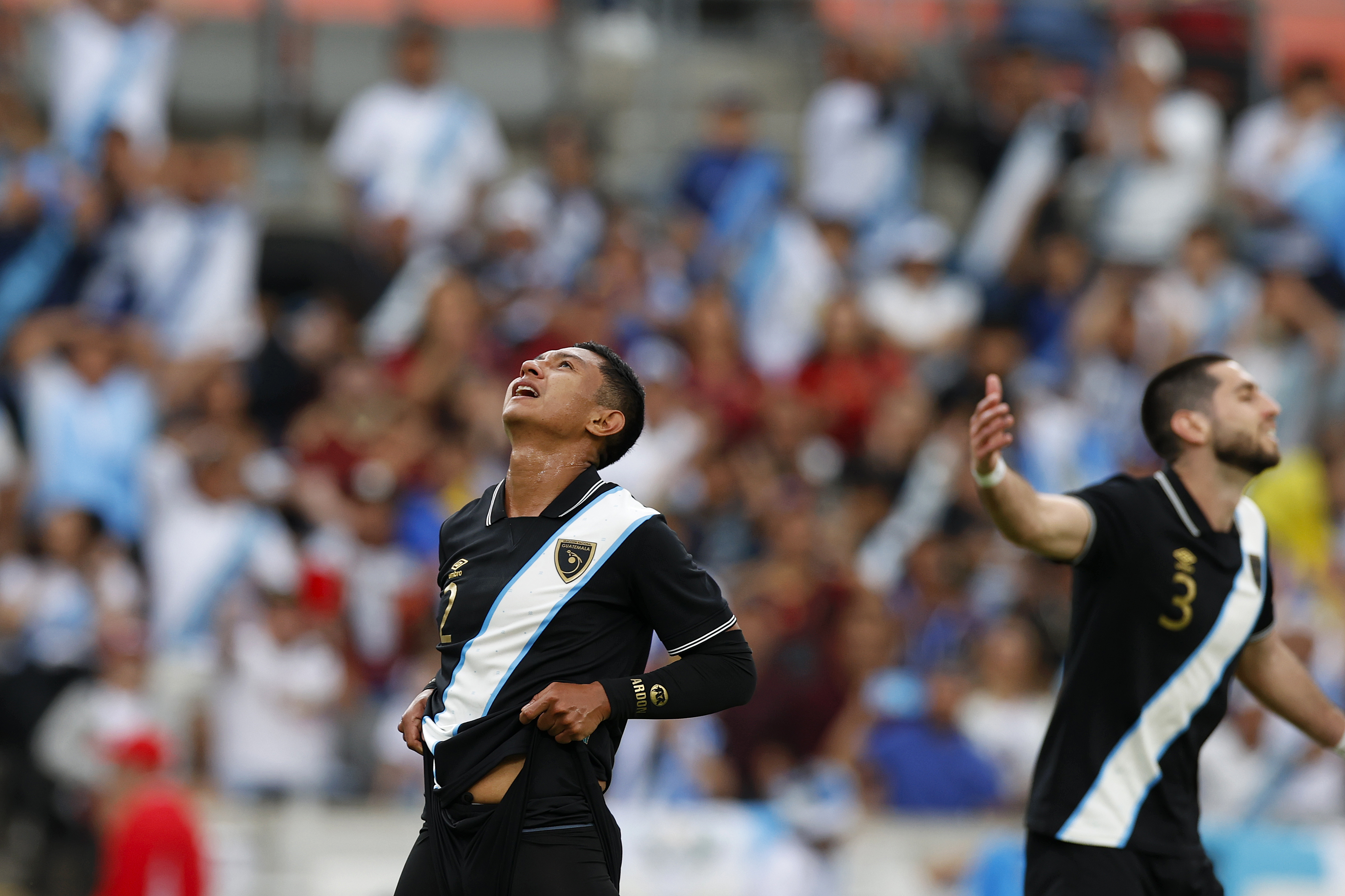 José Ardón de Guatemala muestra su frustración tras fallar un gol durante un partido amistoso entre las selecciones de Guatemala y Venezuela.