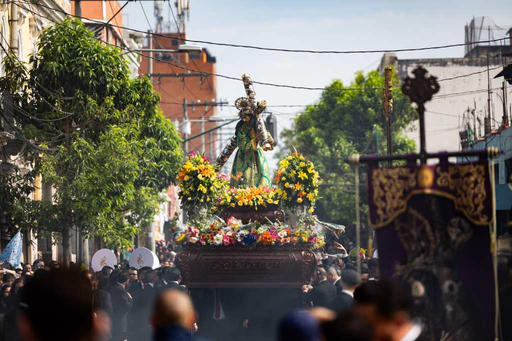 En Semana Santa se realizan distintas procesiones tanto en la ciudad capital como en otras localidades. (Foto Prensa Libre: EFE)