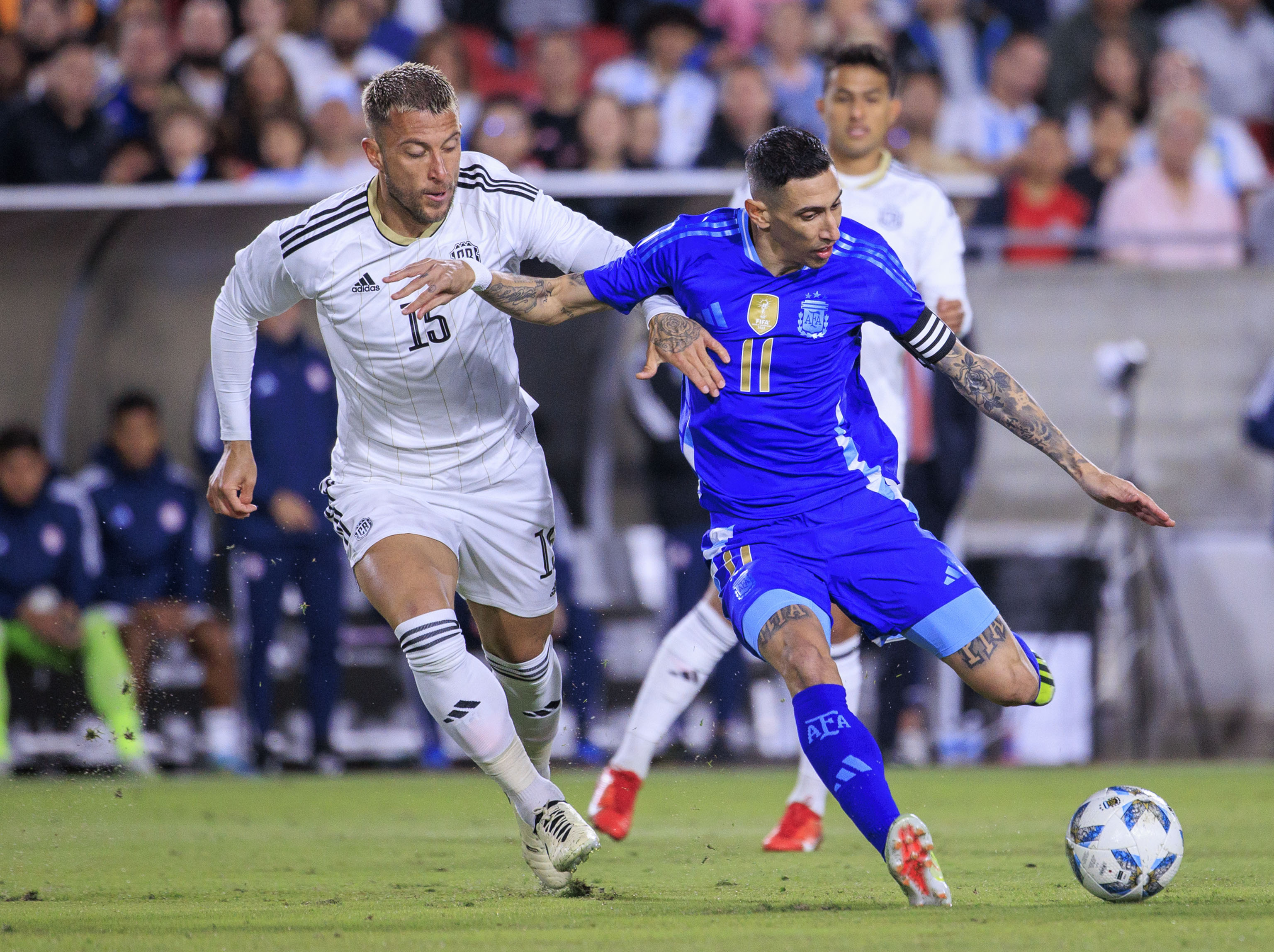 Ángel Di María de Argentina disputa el balón con Francisco Calvo de Costa Rica.