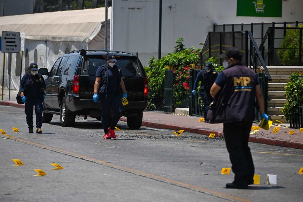 AME3056. CIUDAD DE GUATEMALA (GUATEMALA), 27/03/2024.- Fiscales del Ministerio Publico investigan la escena donde fue atacada la camioneta de la fiscal Miriam Roguero, quien fue atacada por un comando armado durante un atentado, este miércoles en Ciudad de Guatemala (Guatemala). Un comando armado atacó este miércoles a la fiscal Miriam Reguero Sosa del Ministerio Público (Fiscalía) de Guatemala, que fue hospitalizada en un centro médico de la capital del país centroamericano, mientras que su madre y uno de sus guardespaldas fallecieron en la escena.La fiscal Reguero fue sorprendida por un grupo armado cuando conducía su vehículo junto a su equipo de seguridad, informó a EFE una fuente de la Policía Nacional Civil.  EFE/ Stinger