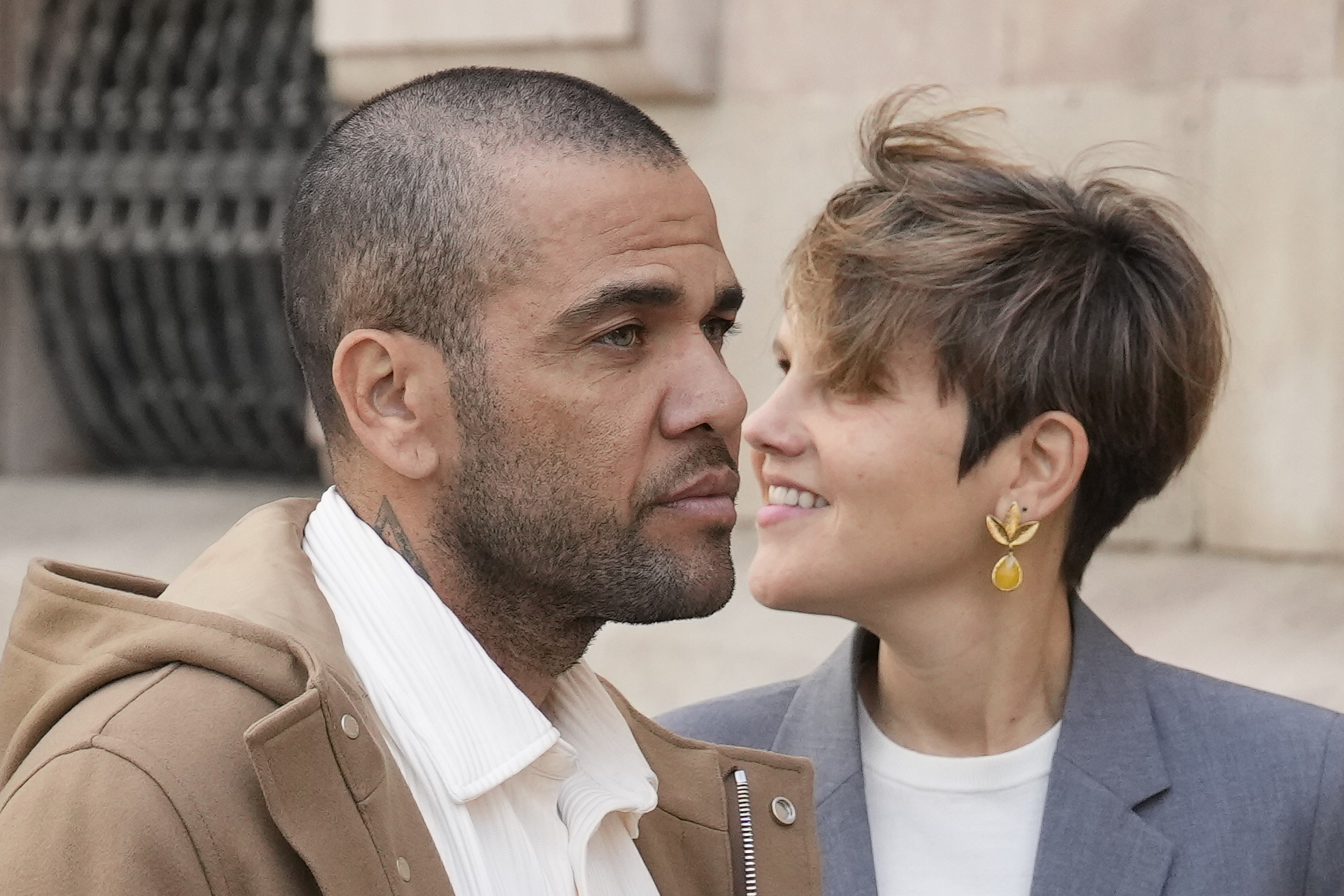 El futbolista Dani Alves, en libertad provisional desde el 25 de marzo, junto a su abogada Inés Guardiola.