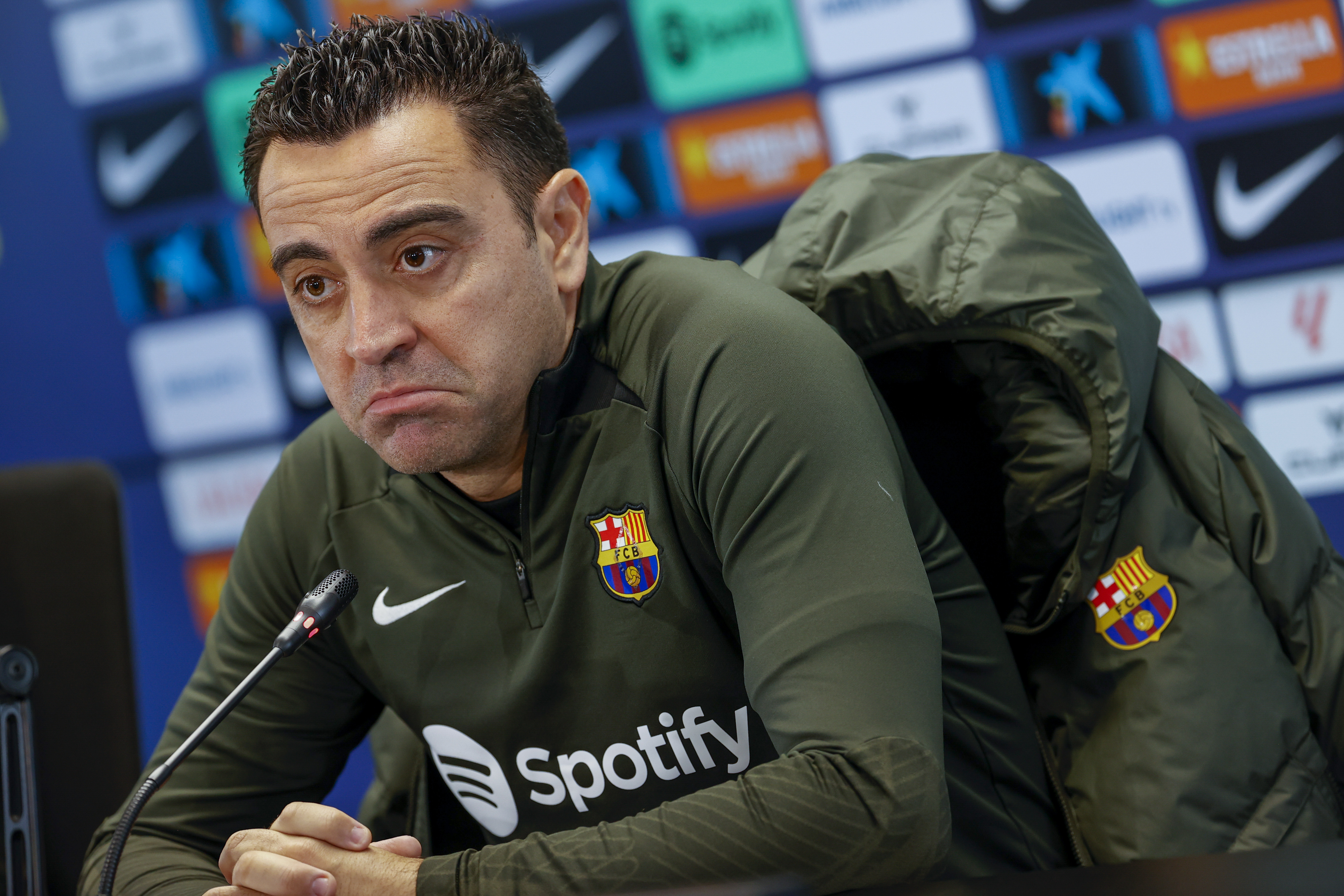 El técnico del FC Barcelona, Xavi Hernández, durante la rueda de prensa tras el entrenamiento que realizó la plantilla barcelonista en la Ciudad Deportiva Joan Gamper. (Foto Prensa Libre: EFE).