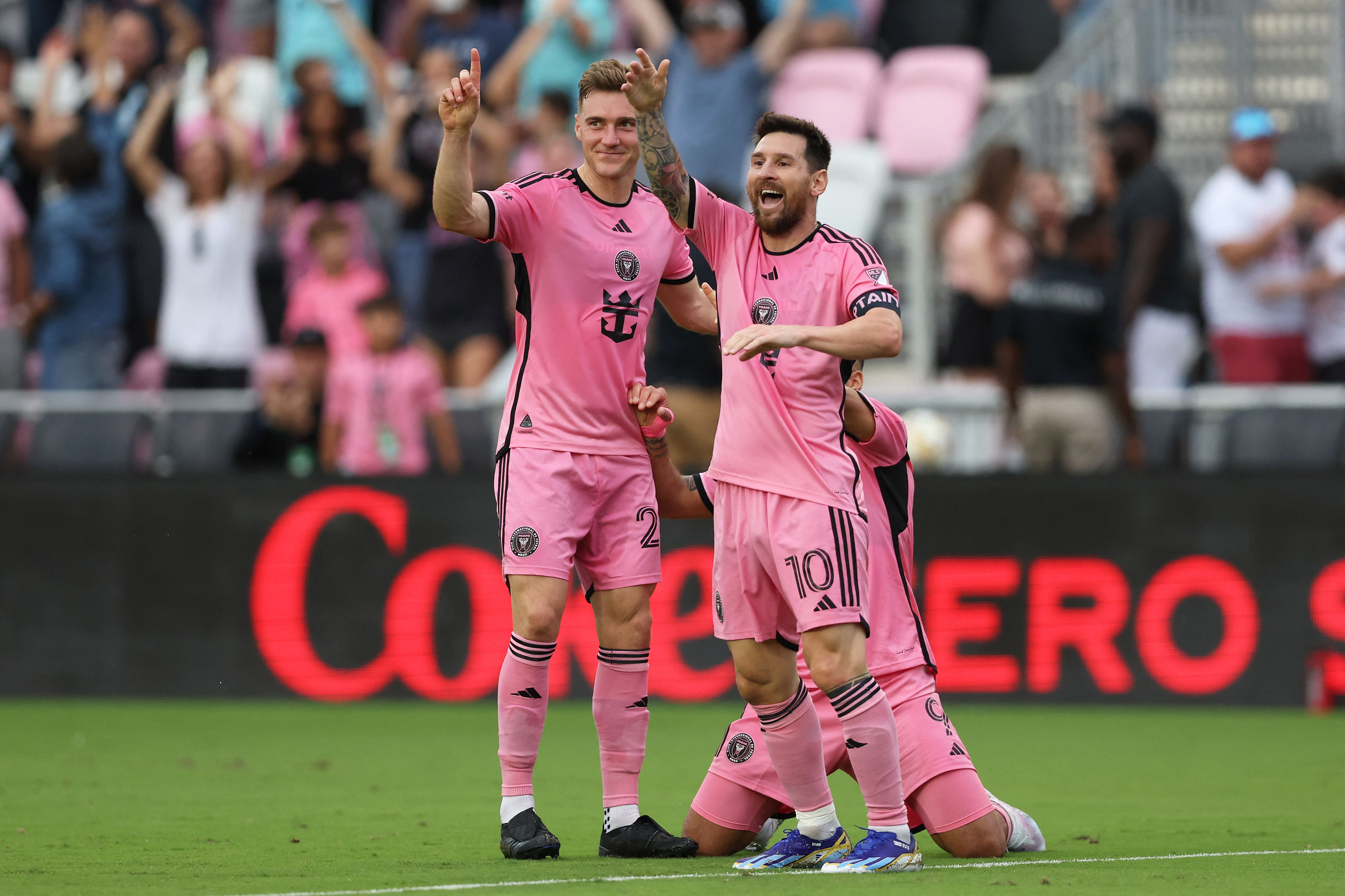 Los jugadores del Inter Miami, Julian Gressel y Lionel Messi, reaccionan durante el partido de MLS contra el Orlando City en el estadio DRV PNK. (Foto Prensa Libre: AFP)