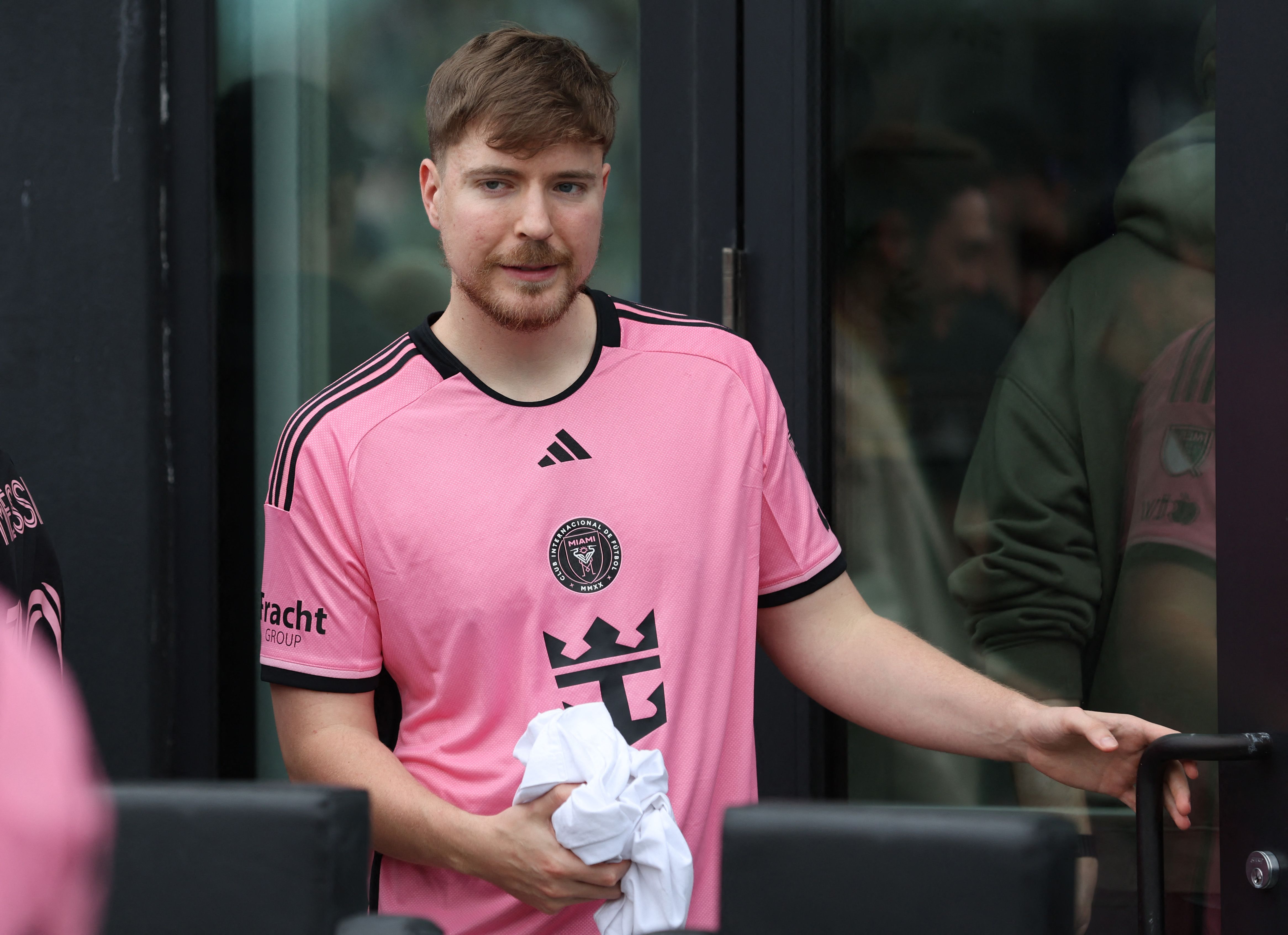 FORT LAUDERDALE, FLORIDA - MARCH 10: Mr. Beast is seen in attendance during a match between Inter Miami and CF Montréal at DRV PNK Stadium on March 10, 2024 in Fort Lauderdale, Florida.   Megan Briggs/Getty Images/AFP (Photo by Megan Briggs / GETTY IMAGES NORTH AMERICA / Getty Images via AFP)