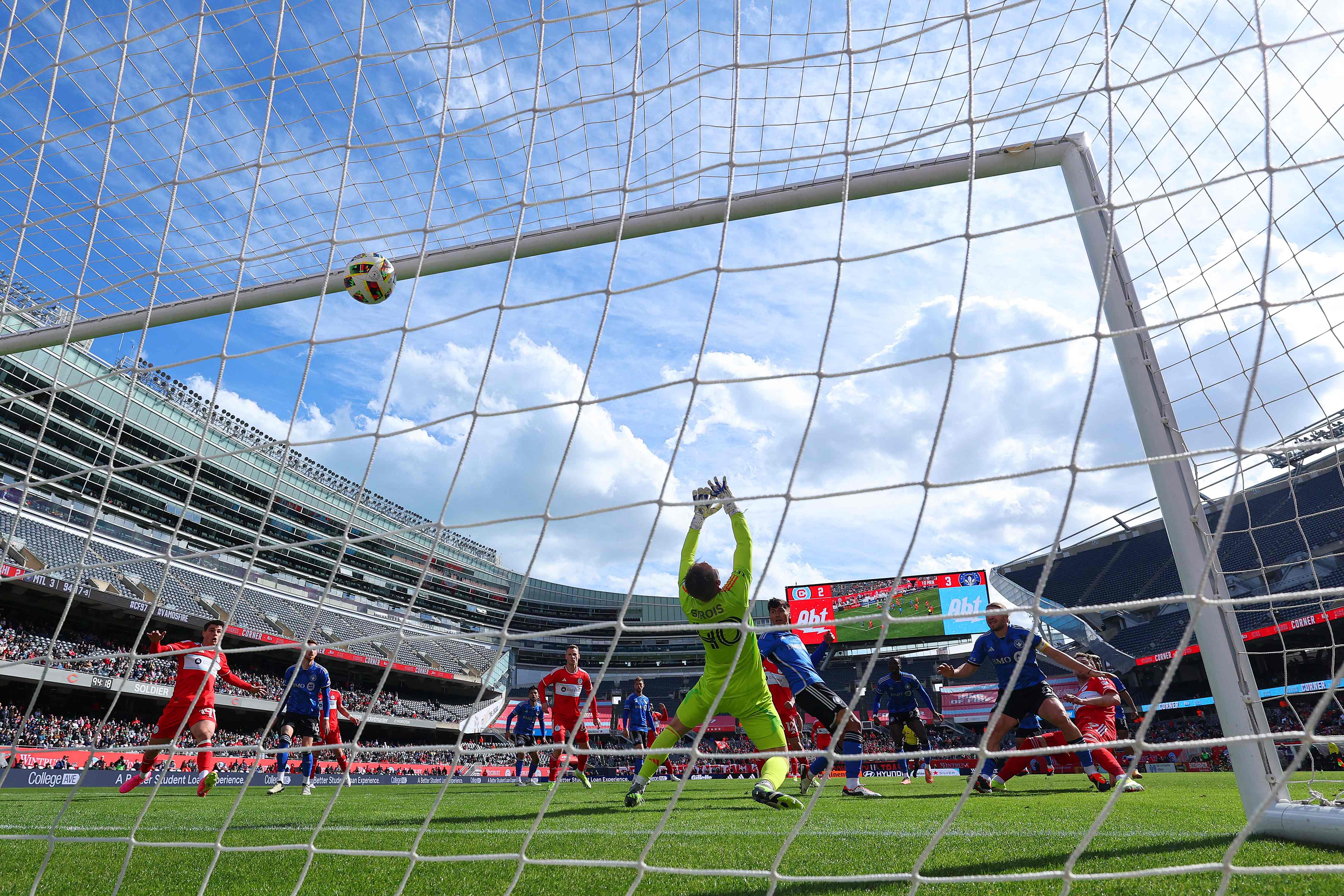 El portero del  Montreal, Jonathan Sirois, es batido en el tercer gol del Chicago Fire, obra de Hugo Cuypers. (Foto Prensa Libre: AFP)