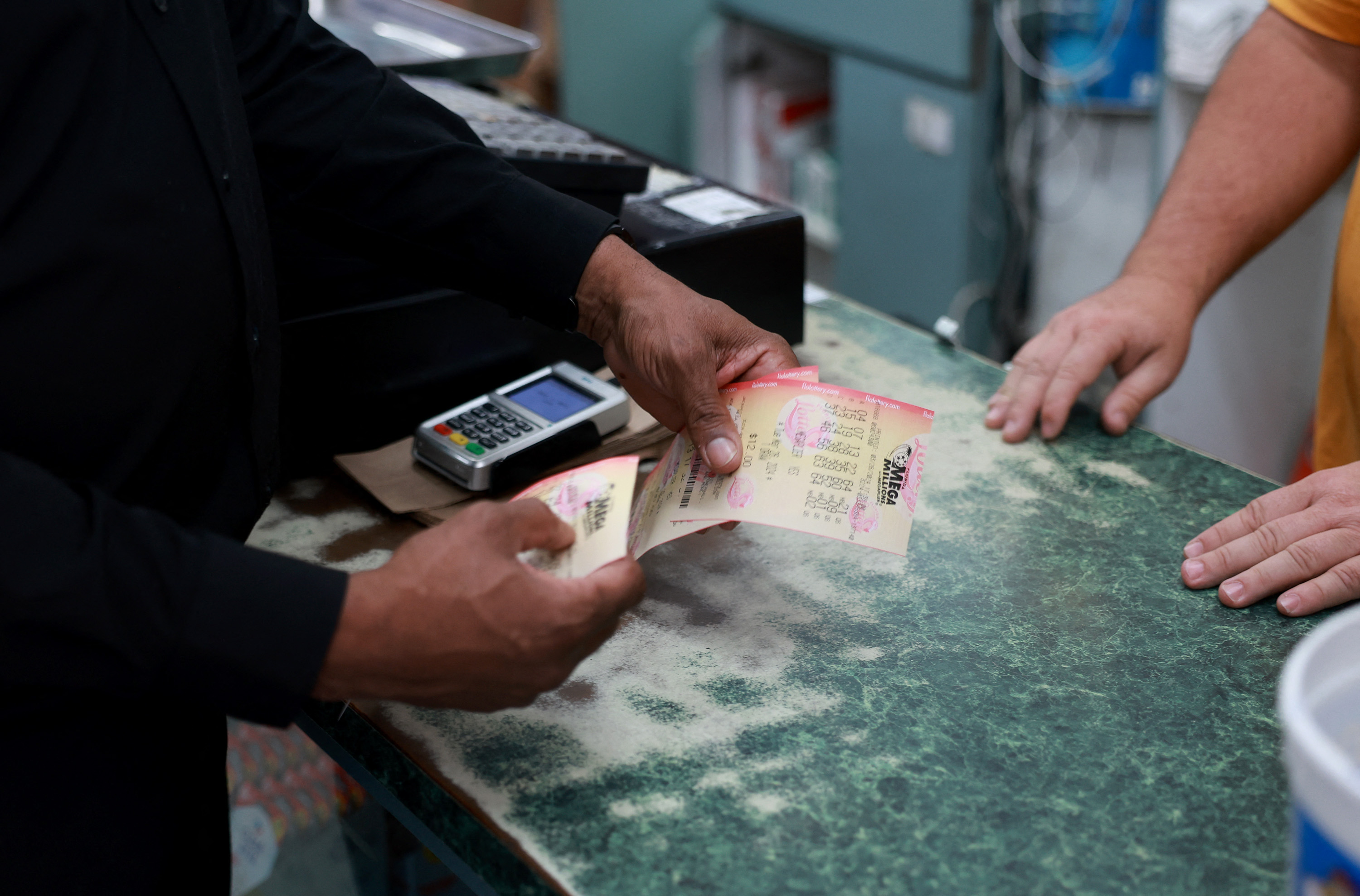 Los boletos de Mega Millions se pueden adquirir en las tiendas autorizadas por la lotería.