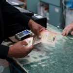 Los boletos de Mega Millions se pueden adquirir en las tiendas autorizadas por la lotería.