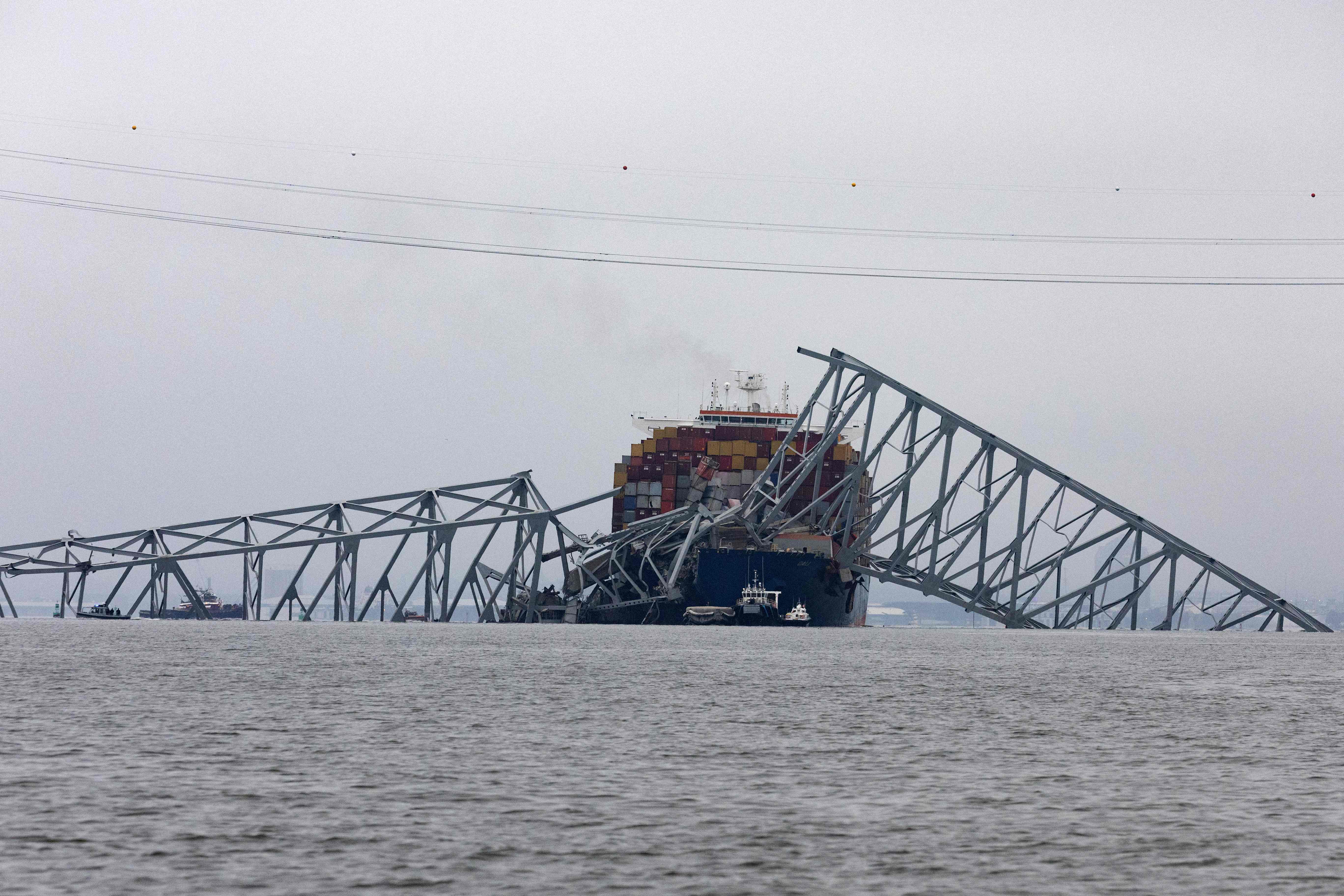 Los rescatistas aún siguen buscando a algunos trabajadores que se encontraban trabajando en el puente al momento del accidente. Entre ellos dos guatemaltecos.  (Foto Prensa Libre: AFP))