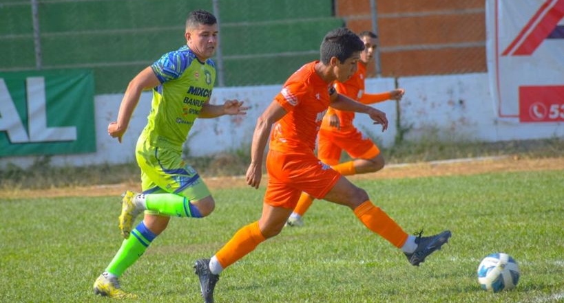 El capitán de Achuapa, Edgar Macal, lleva peligro al área de Deportivo Mixco en el estadio Winston Pineda Gudiel. (Foto Prensa Libre: DeportivoAchuapa)