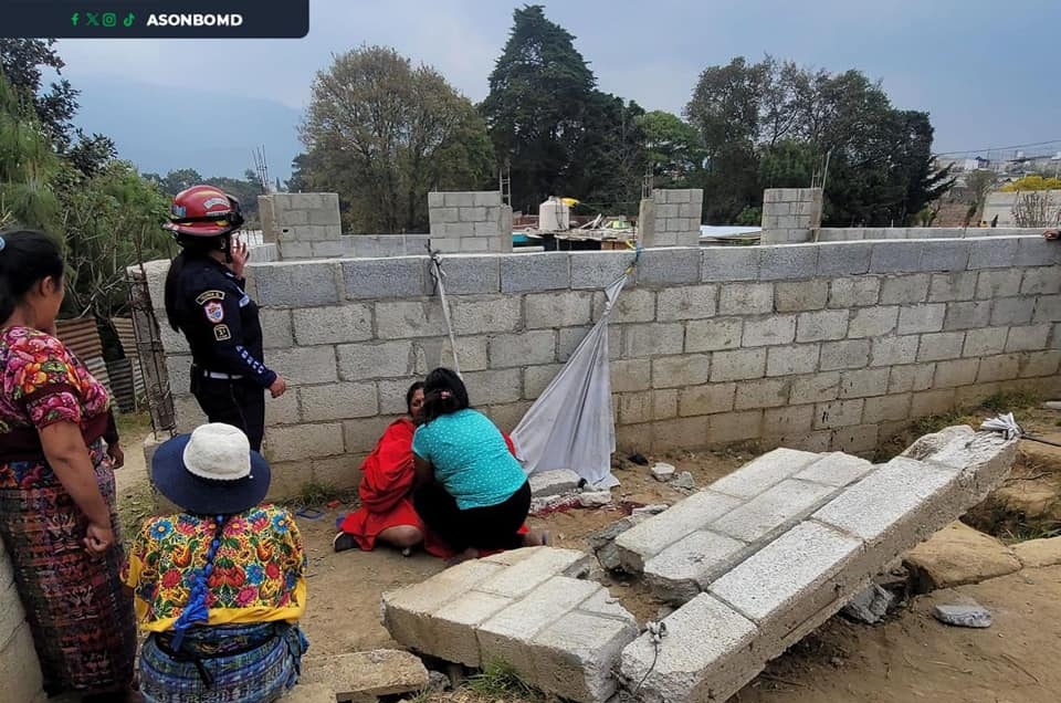 Una nuña que jugaba junto con su hermano en una vivienda en construcción murió tras caerle una pared encima. Los menores colocaron una manta que simulaba una hamaca y una de las estructuras cedió sobre los dos pequeños. (Foto Prensa Libre: Bomberos Municipales Departamentales).