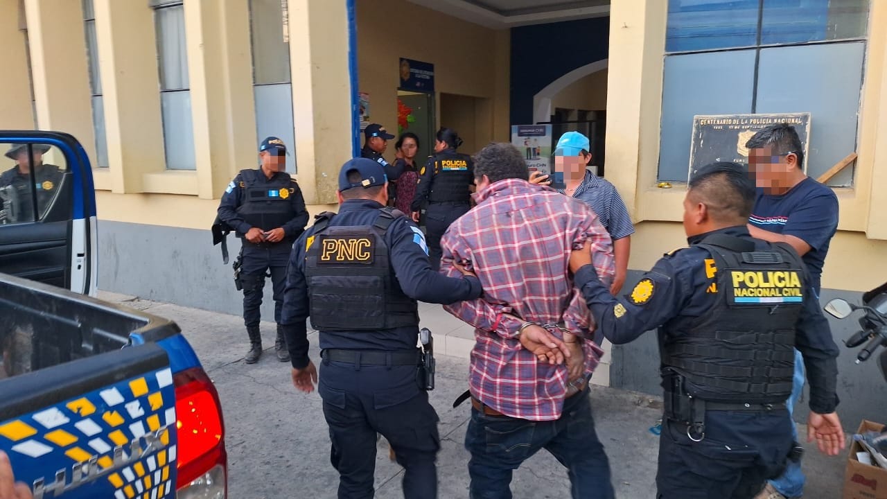 Santos Antonio Aguirre Lucero fue detenido junto a dos de sus hermanas en San Manuel Choparrón, Jalapa, señalado de la muerte de un jefe de la PNC. (Foto Presa Libre: PNC)