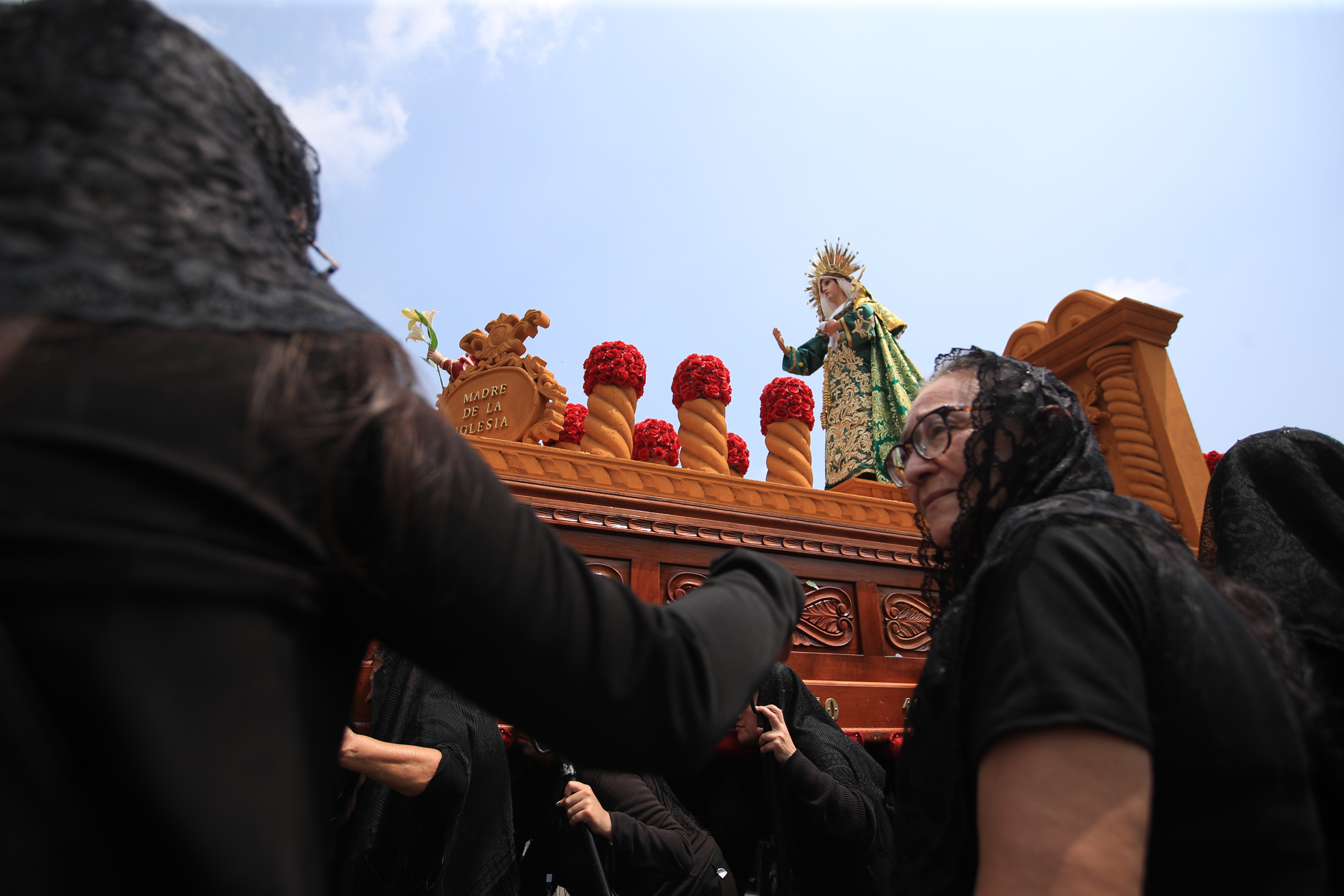 La maternidad de María para toda la Iglesia de Cristo es el tema principal que abordó este año la Procesión de la Santísima Virgen de Dolores. (fotografía Prensa Libre: Carlos Hernández Ovalle)'