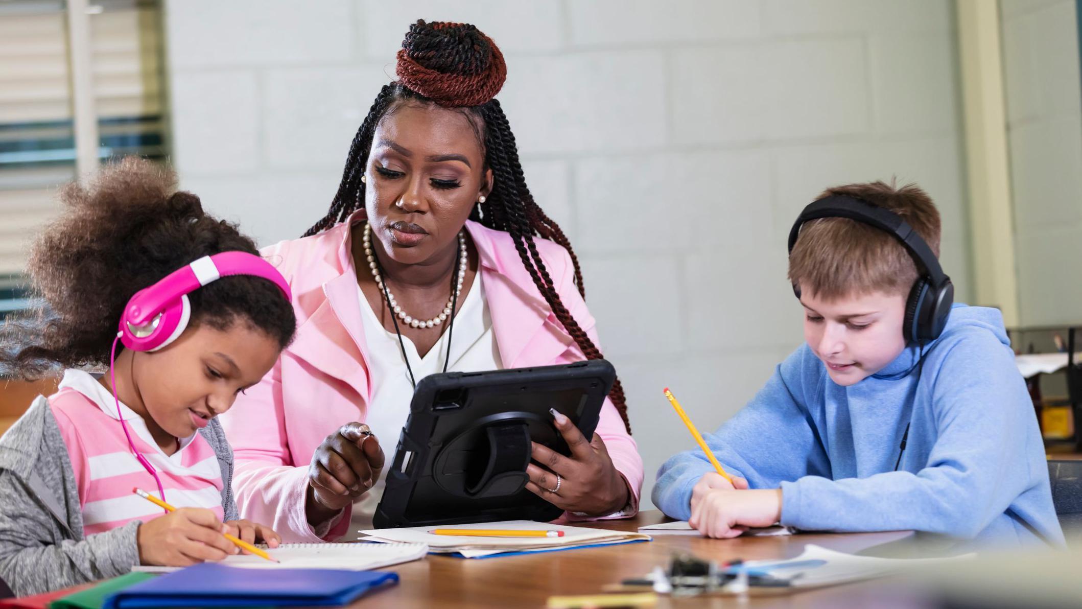 Los promotores aseguran que la medida permitirá proteger la salud mental de los niños y adolescentes. FOTO: GETTY IMAGES