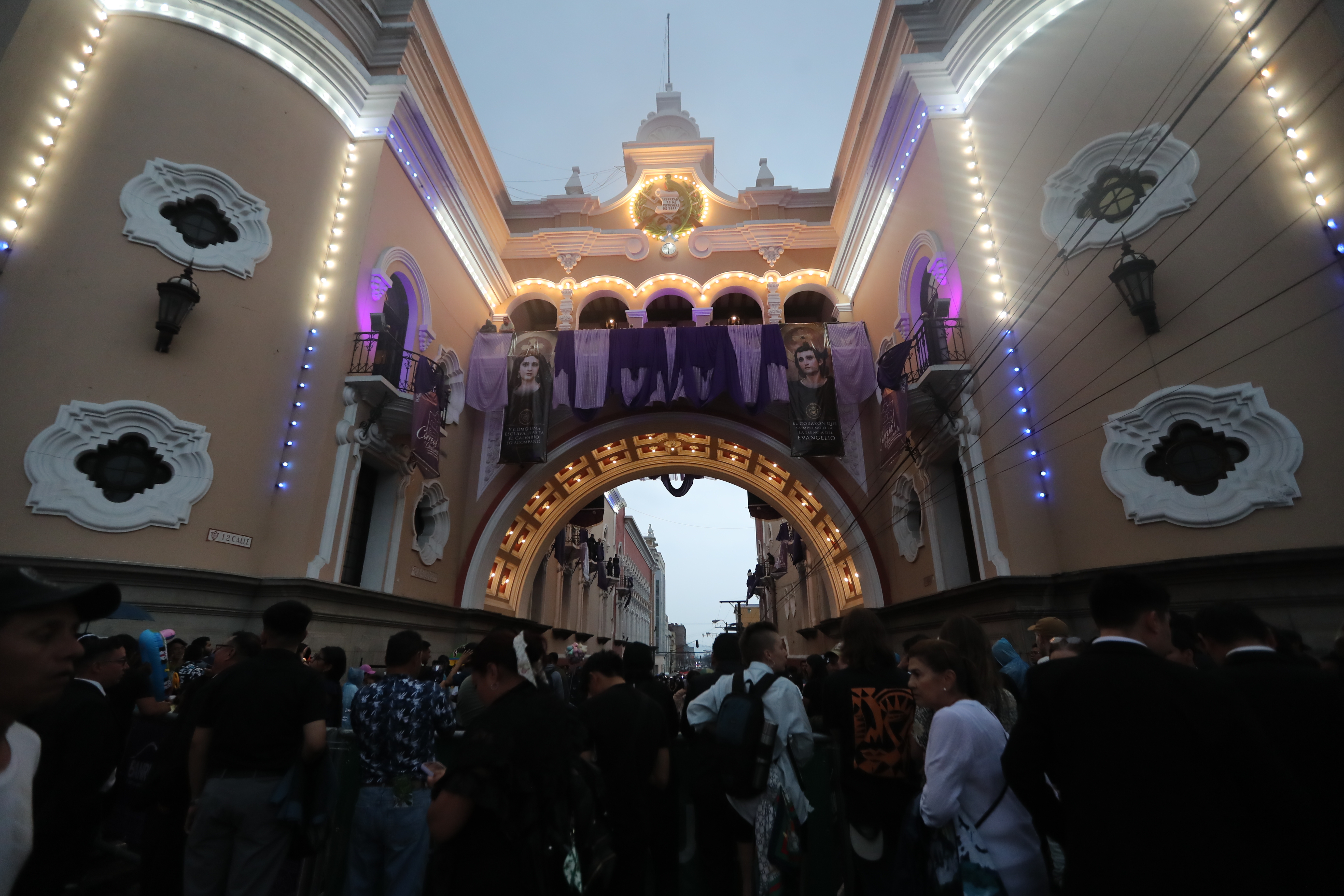 Arco de Correos de Guatemala con arreglos alusivos al Sábado del Consuelo. Fotografía Prensa Libre: Oscar Vásquez Mijangos