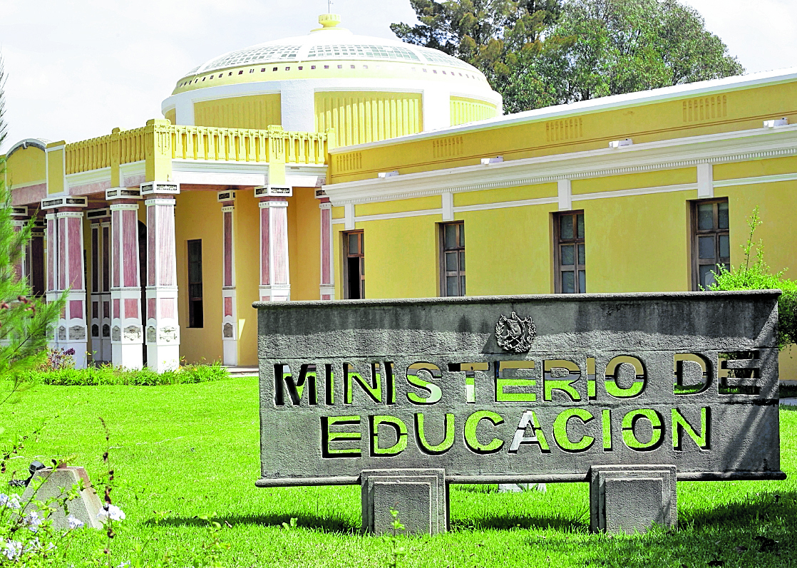 Fachada del Ministerio de Educación MINEDUC, ubicado en la Avenida Reforma . 


Foto: Oscar Rivas 15-02-2013