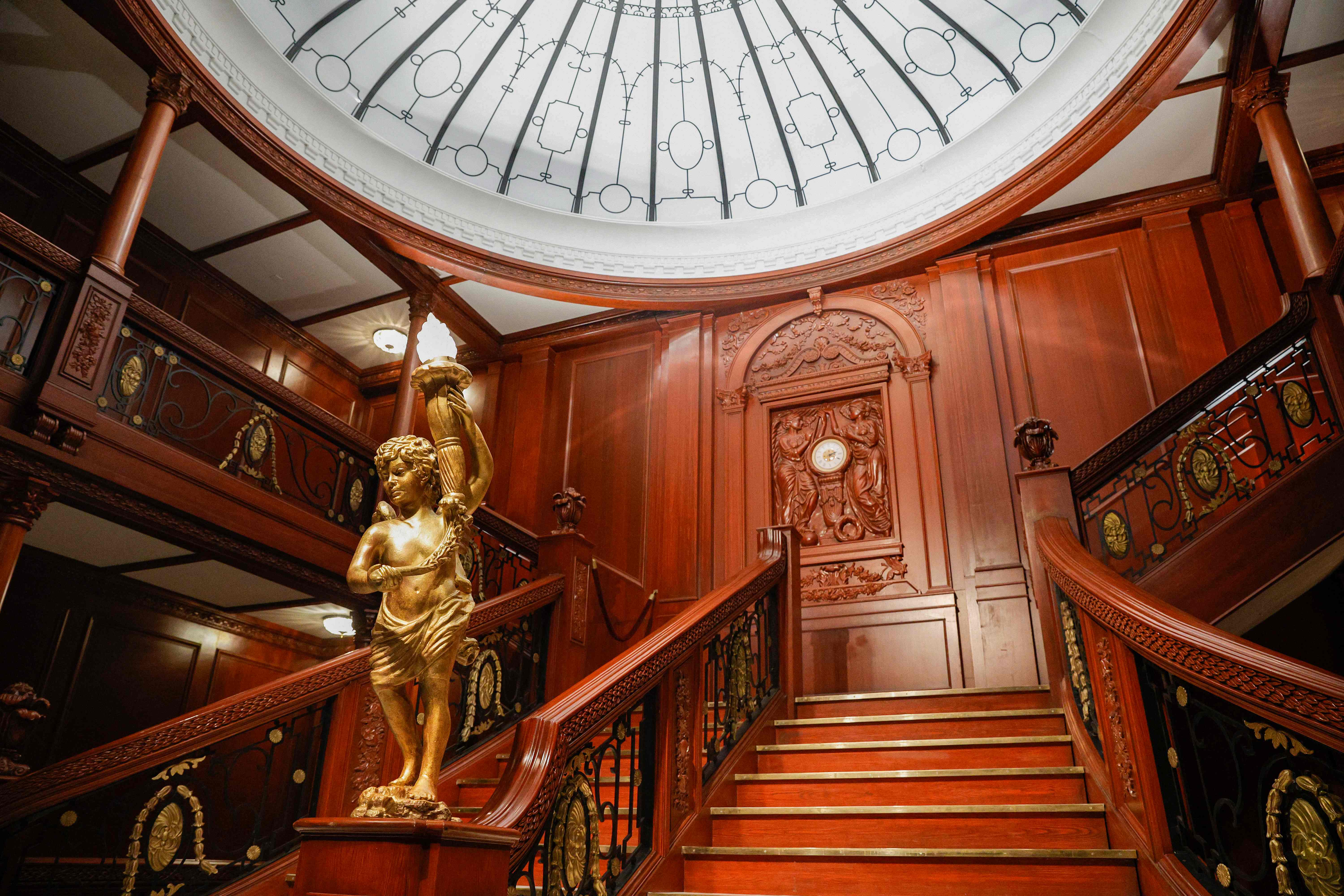 Una fotografía muestra una réplica de la Gran Escalera de la sección de primera clase del transatlántico Titanic. (Foto Prensa Libre: AFP)