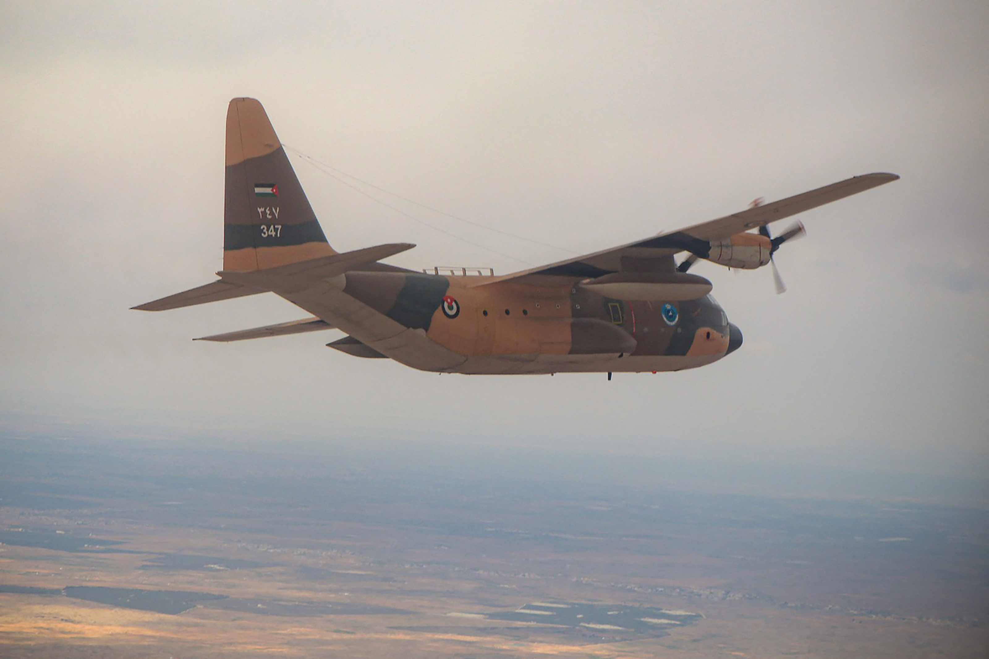 Un avión militar jordano arroja suministros de ayuda humanitaria, en coordinación con Estados Unidos, sobre la Franja de Gaza en medio de las batallas en curso entre Israel y el grupo militante palestino Hamás. (Foto Prensa Libre: AFP/Ejército de Jordania)