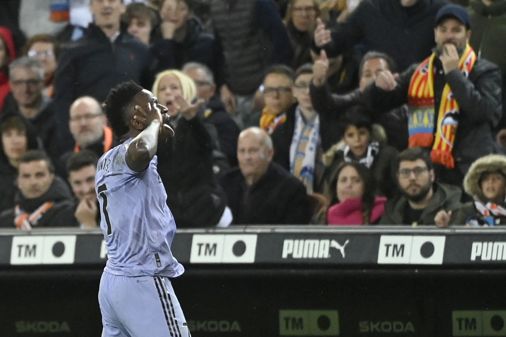 El delantero del Real Madrid, Vinícius Júnior, reacciona ante la afición de Valencia. (Foto Prensa Libre: AFP)