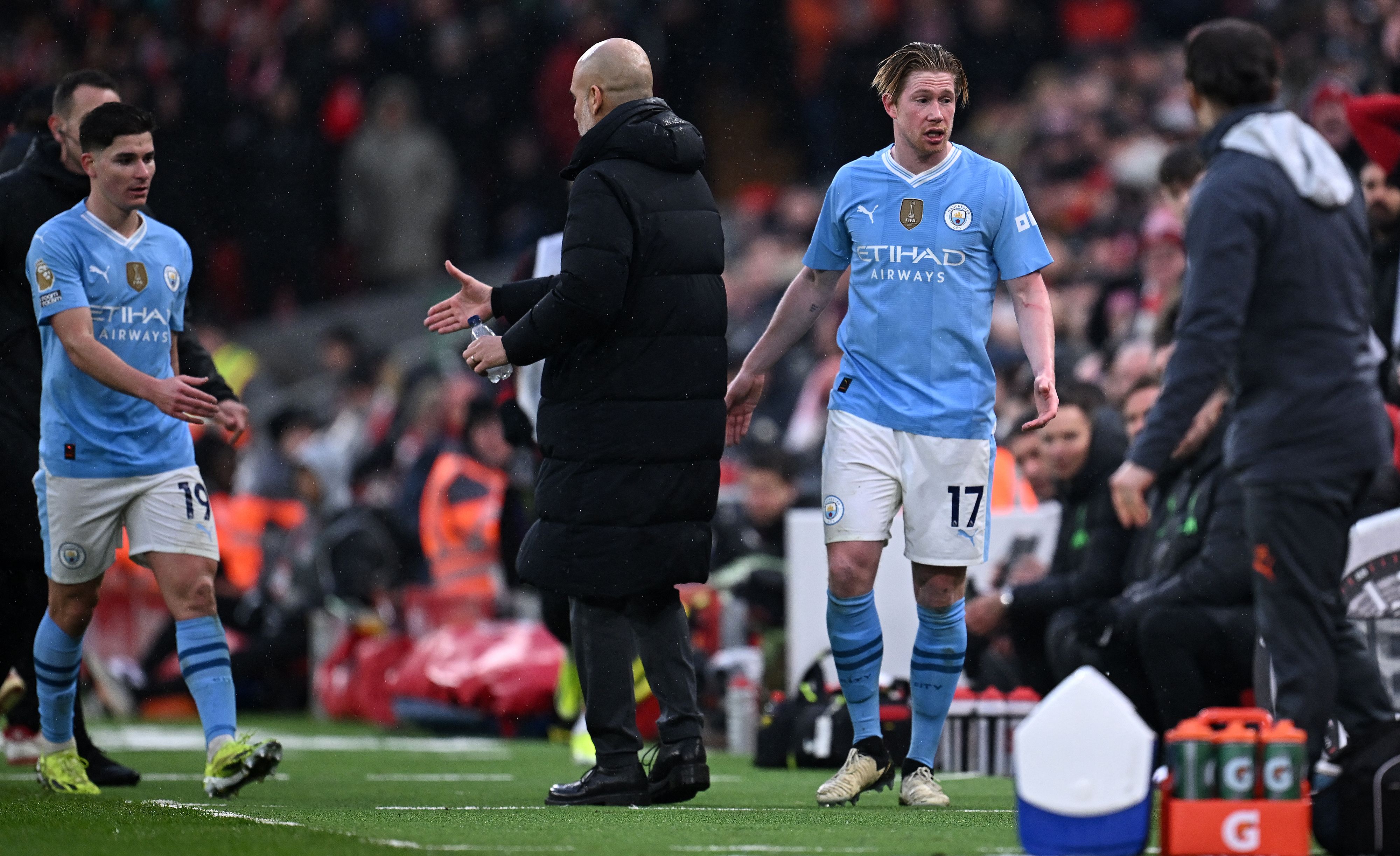 El mediocampista del Manchester City, Kevin De Bruyne (d) tras ser relevado junto a Julian Alvarez ante el Liverpool. (Foto Prensa Libre: AFP)