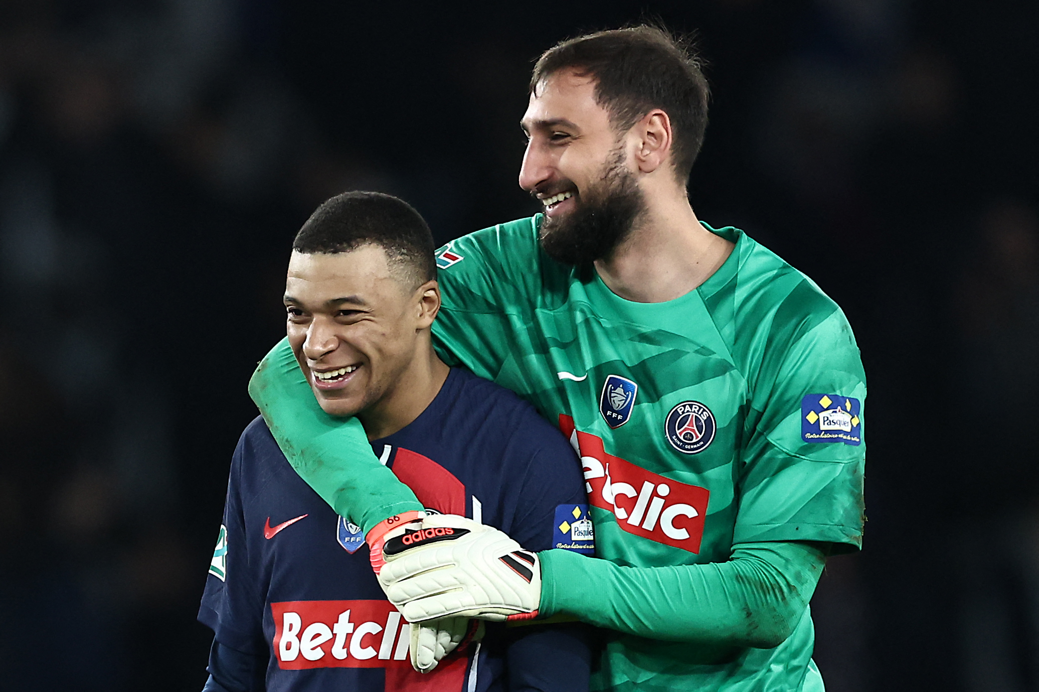 El delantero del PSG, Kylian Mbappé, celebra junto a su portero, Gianluigi Donnarumma, durante los cuartos de final de la Copa de Francia enfrentando al OGC Nice. (Foto Prensa Libre: AFP)