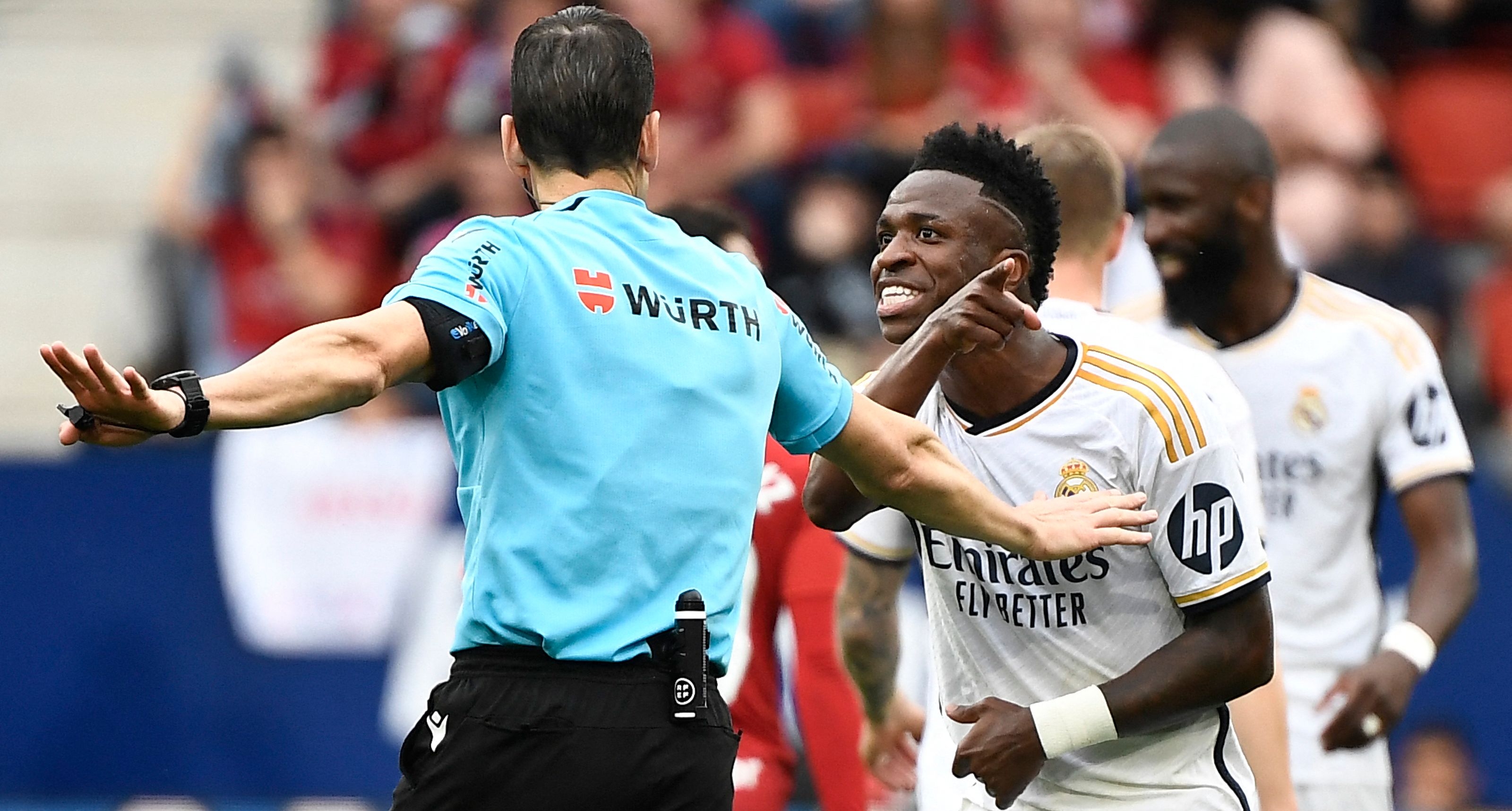 El delantero del Real Madrid, Vinicius Junior, se ríe en desaprobación del árbitro, Martínez Munuera, después de ser amonestado contra el CA Osasuna. (Foto Prensa Libre: AFP)