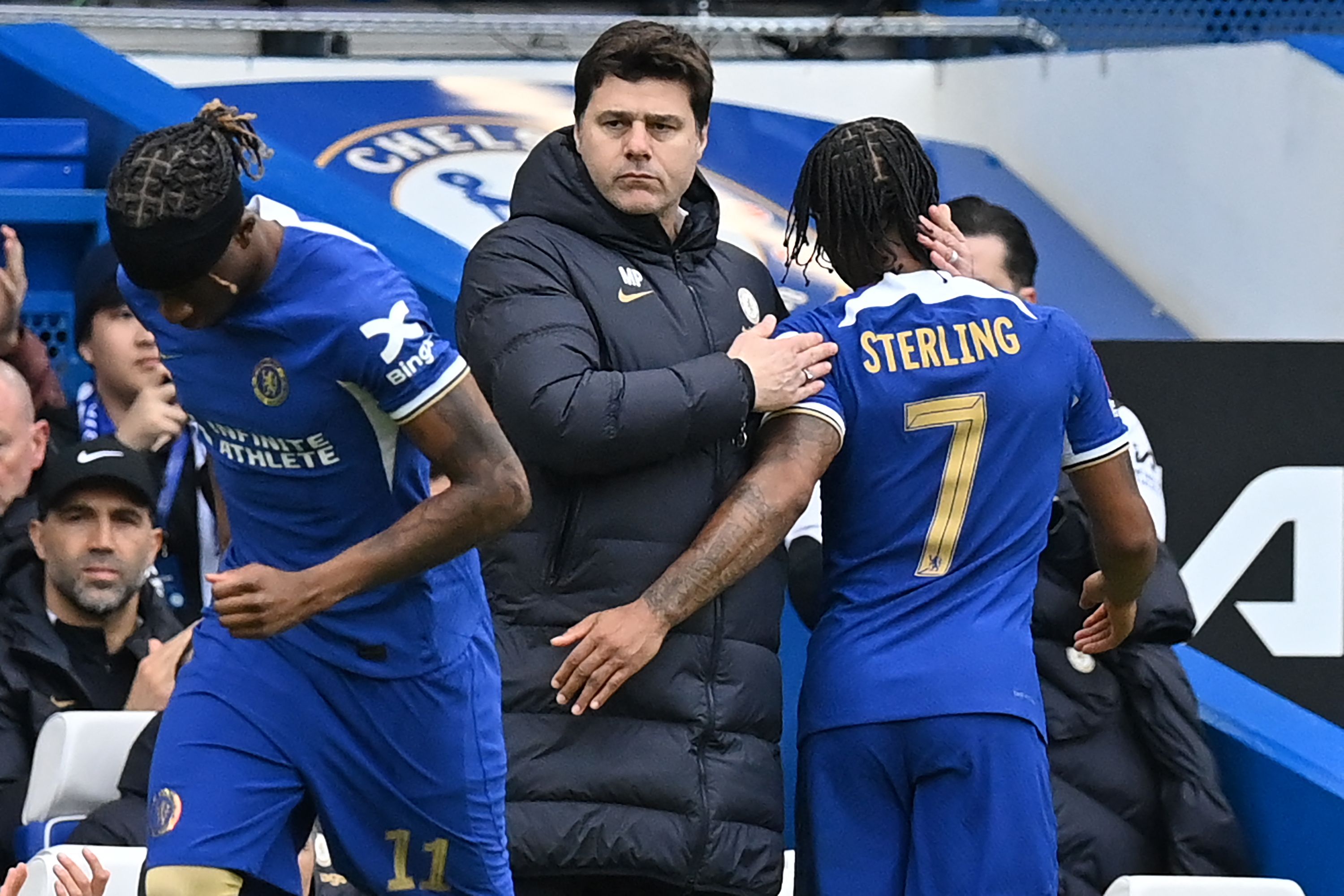 El entrenador argentino del Chelsea, Mauricio Pochettino, reemplaza a su jugador, Raheem Sterling, (Foto Prensa Libre: AFP)