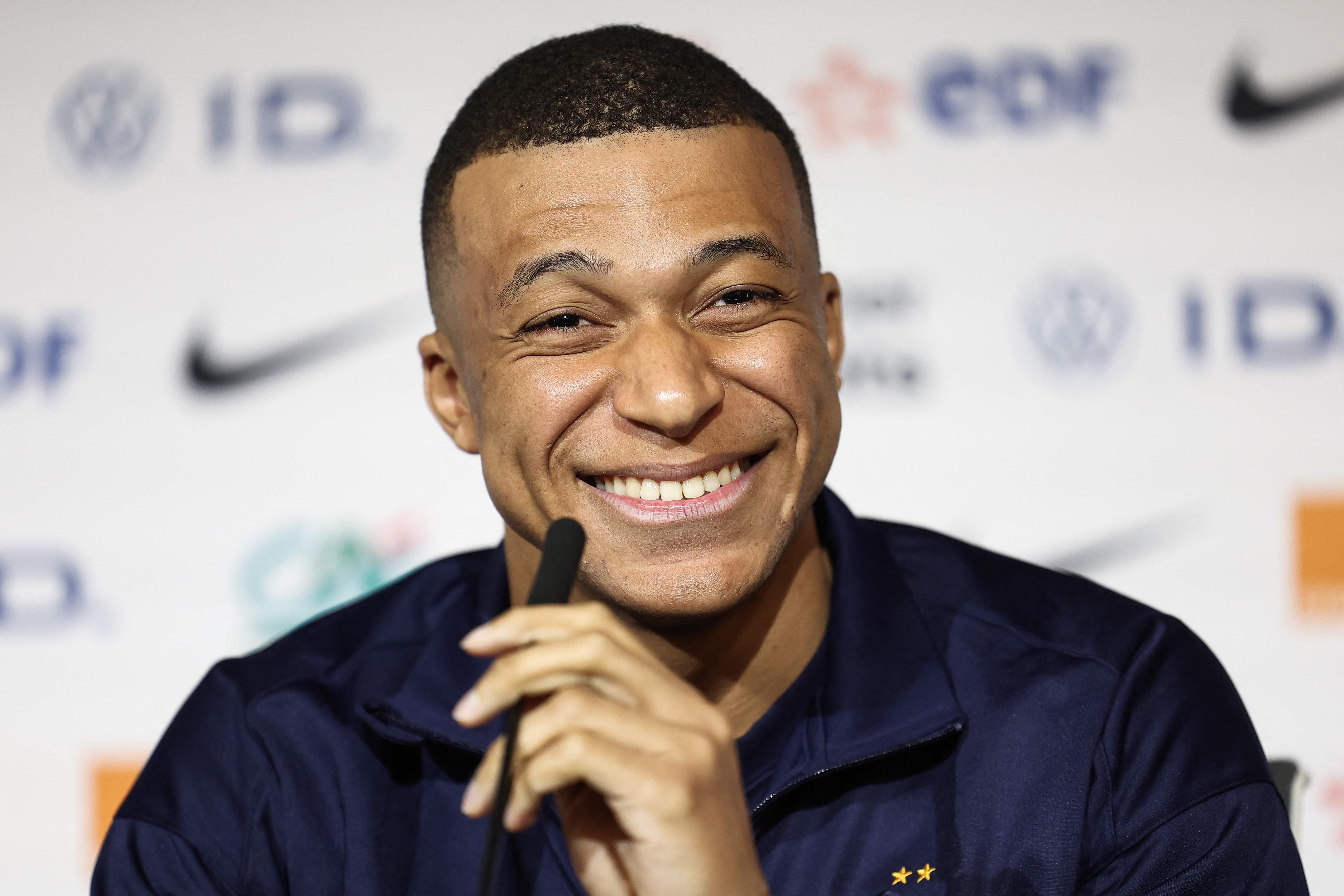 El delantero francés Kylian Mbappé ya está en la página web del Real Madrid.