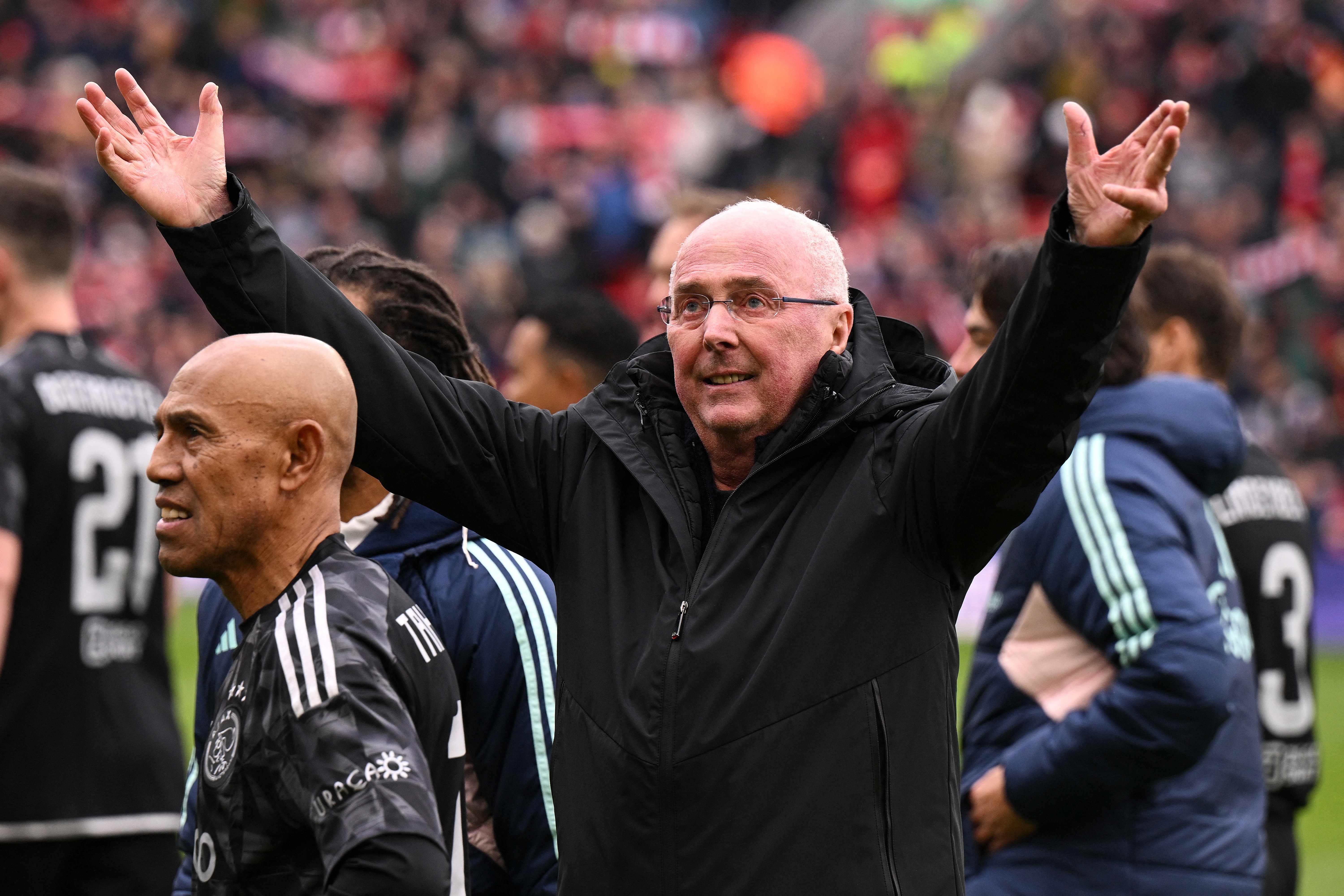 El entrenador sueco, Sven-Goran Eriksson, gesticula antes del partido clásico entre leyendas del Liverpool y el Ajax en Anfield. (Foto Prensa Libre: AFP)