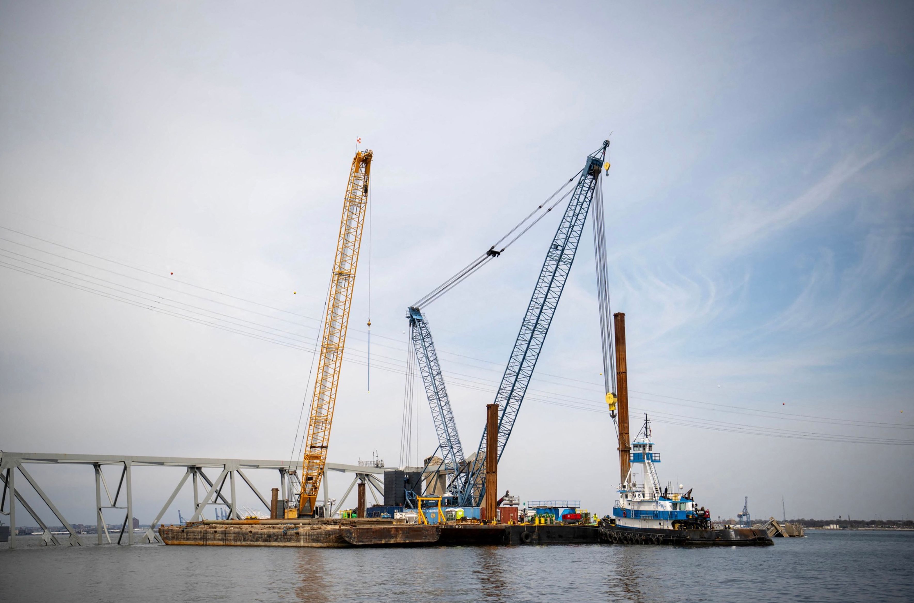 Las tareas para retirar los escombros del puente dañado por el buque mercante Dali continúan en Baltimore. (Foto Prensa Libre: AFP / US Coast Guard / Suboficial de segunda clase Taylor Bacon)