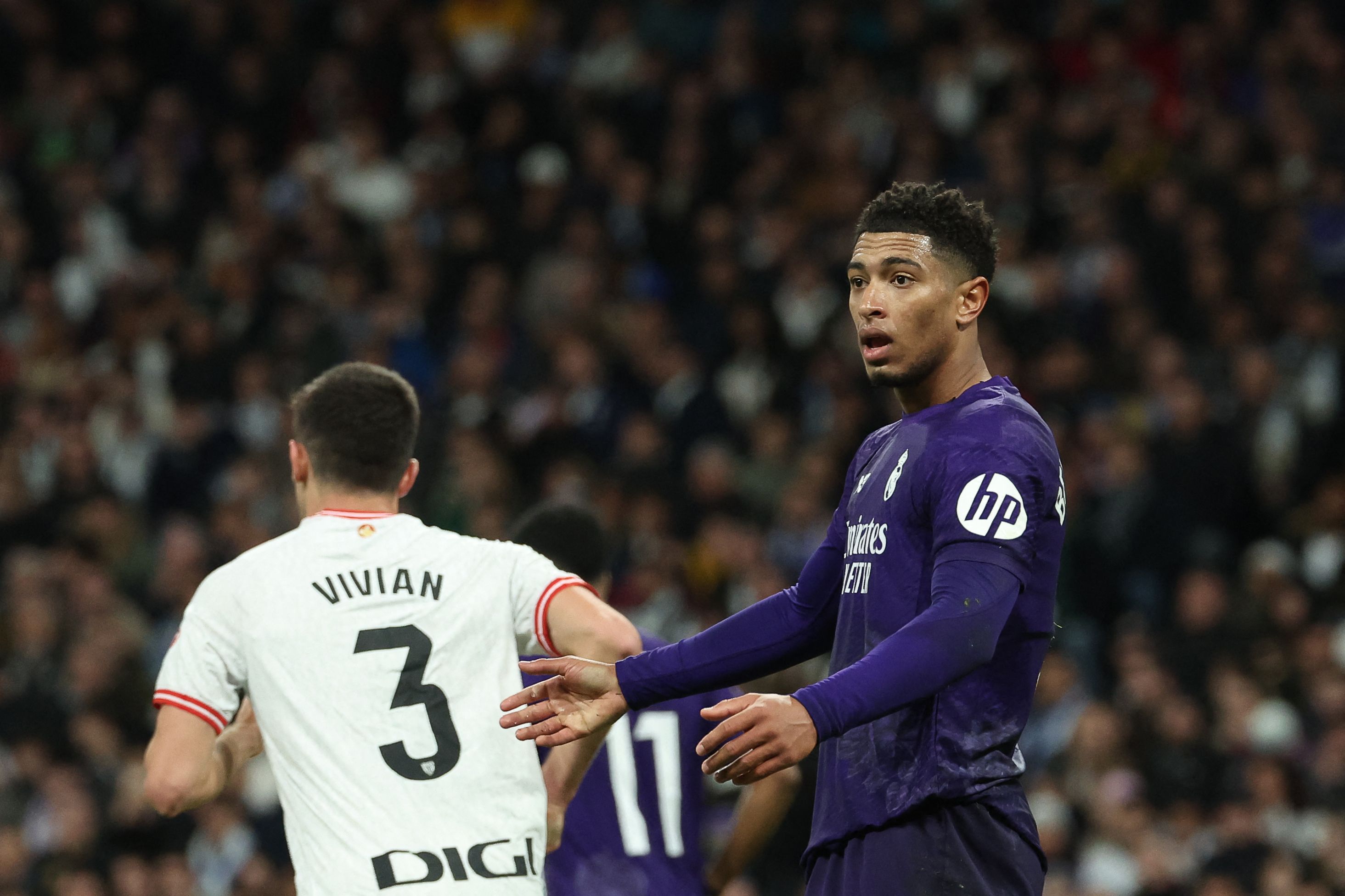 El mediocampista inglés, Jude Bellingham, reacciona en el partido ante el Athletic Club en el Santiago Bernabéu. (Foto Prensa Libre: AFP)