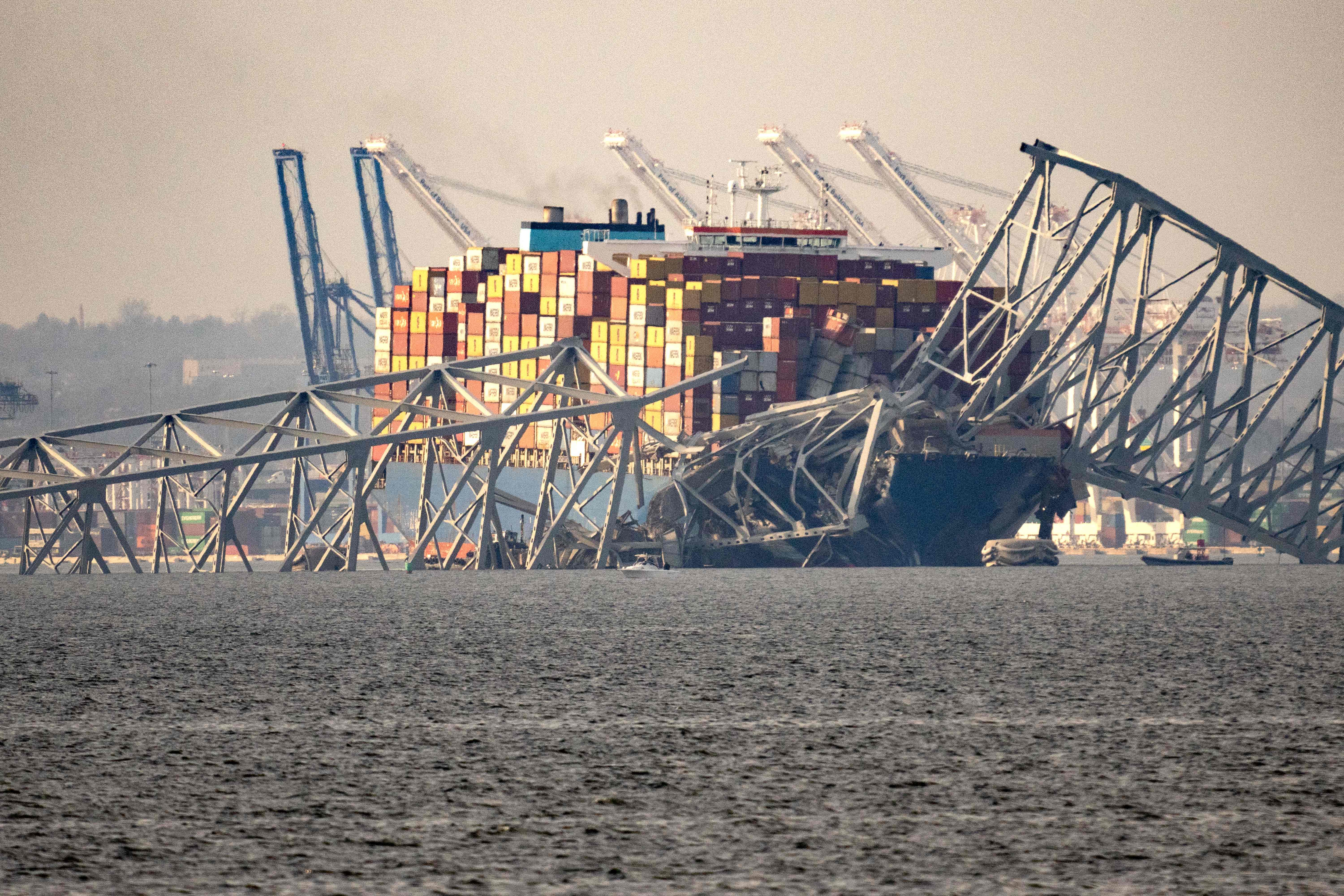 Los restos del puente Francis Scott Key descansan sobre el carguero. (Foto Prensa Libre: AFP)