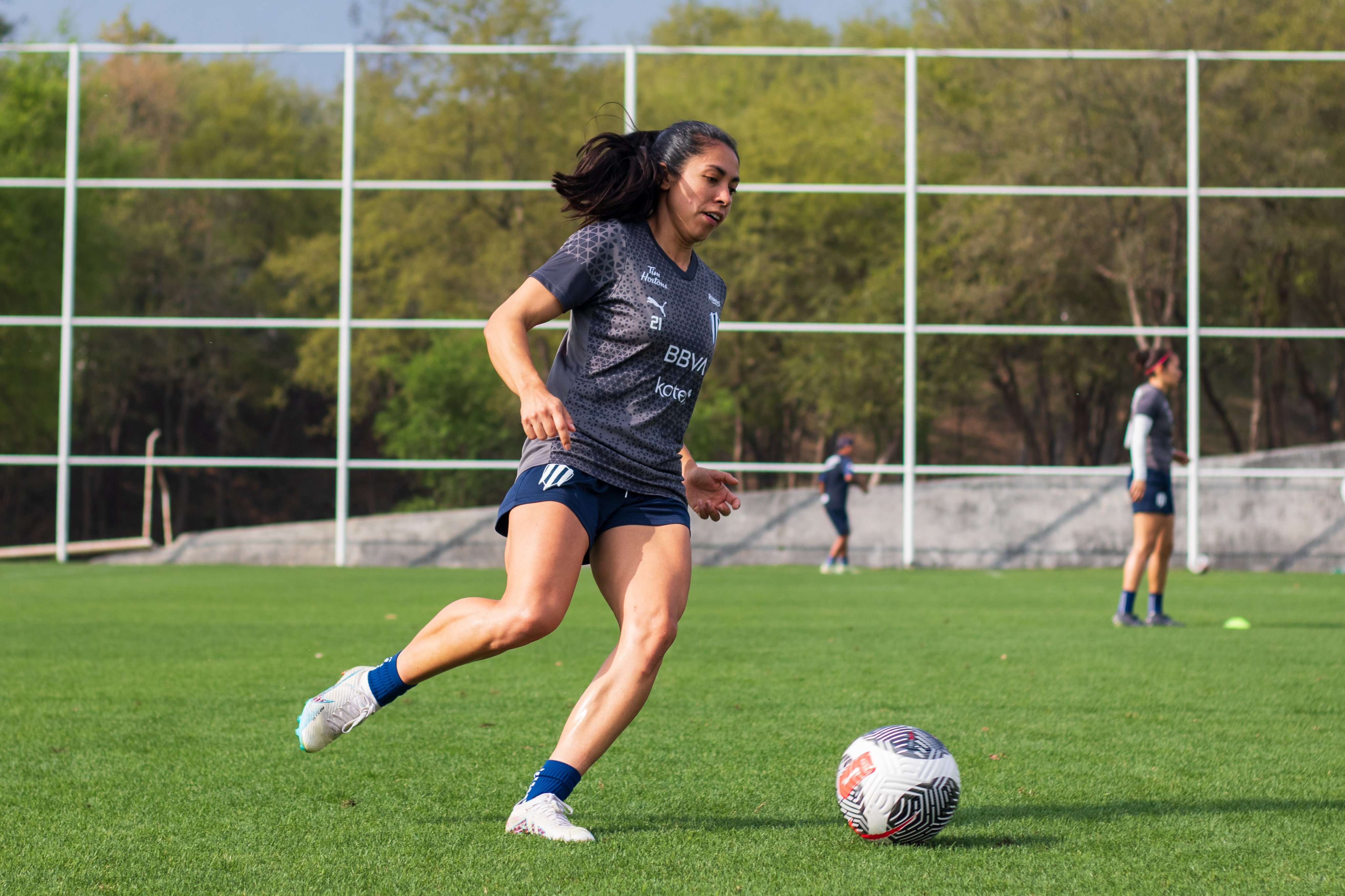 La guatemalteca Ana Lucía Martínez se prepara para su primer clásico contra Tigres.