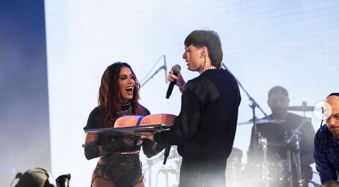 Anitta y Peso Pluma se dan un tierno beso en un concierto en Monterrey