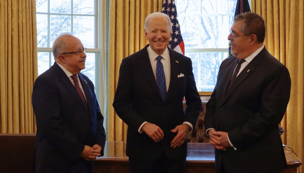 El presidente guatemalteco Bernardo Arévalo (derecha) conversa con el mandatario de EE. UU. Joe Biden (centro) en la Casa Blanca. Los acompaña el ministro de Relaciones Exteriores de Guatemala, Carlos Ramiro Martínez. (Foto: Presidencia de la República de Guatemala).