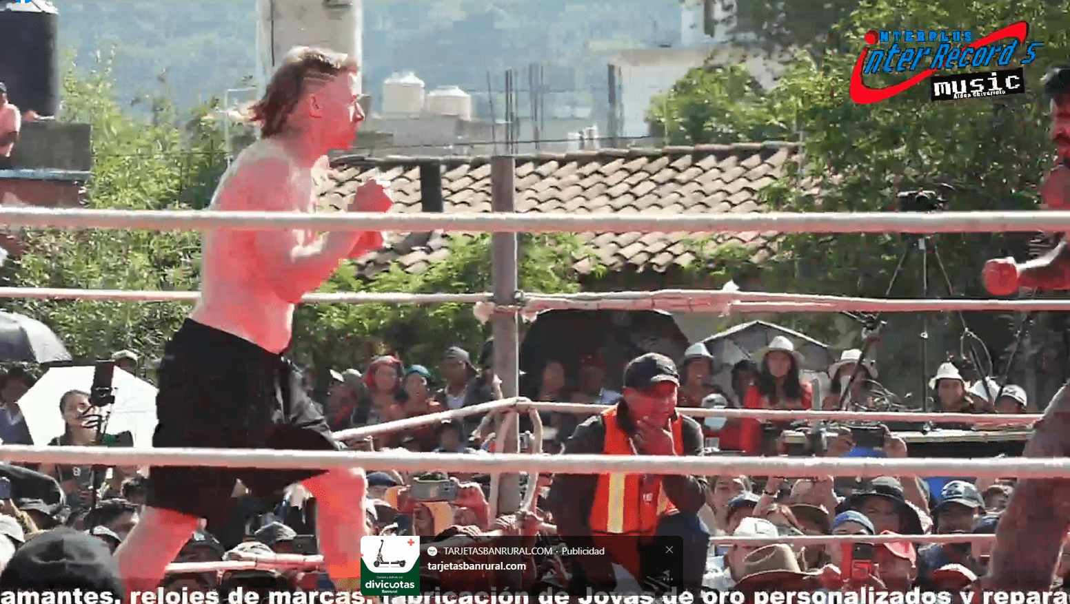 El estadounidense Jerry Kelpler recibió varios golpes que le hicieron sangrar. (Foto Prensa Libre: Captura de video)
