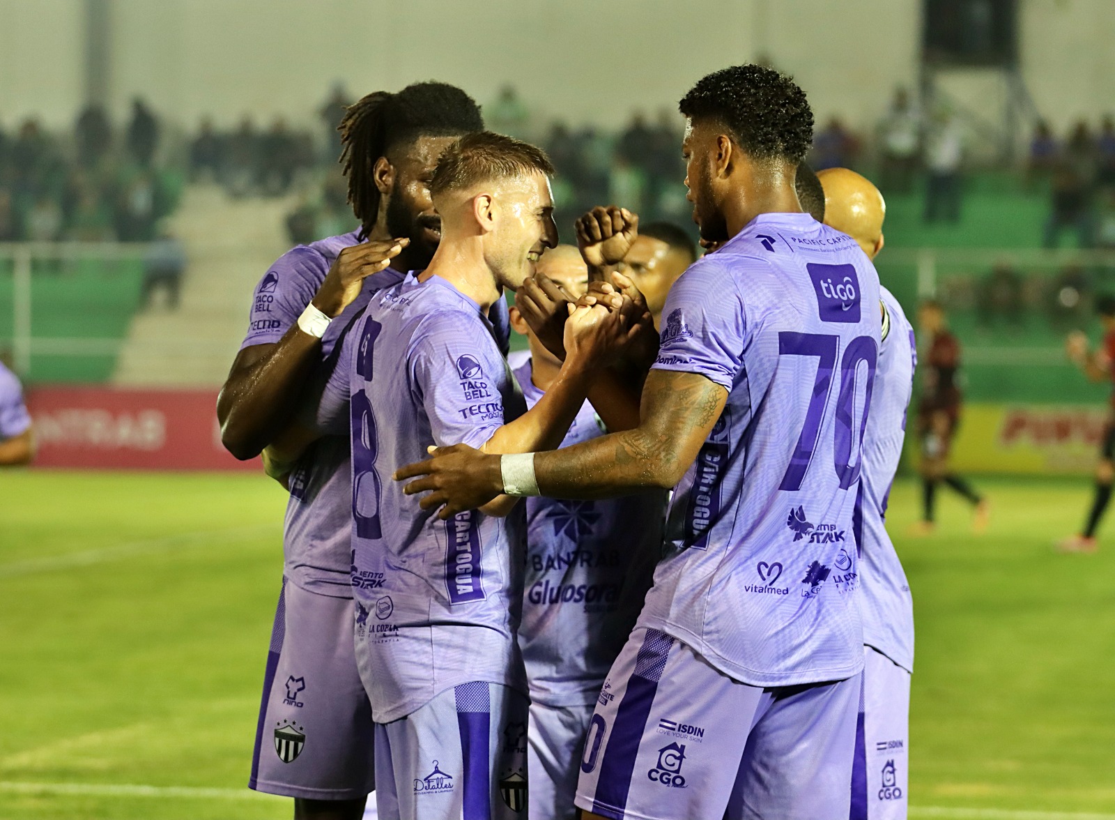 Los jugadores de Antigua celebran uno de los goles en el triunfo contra Coatepeque. (Foto Cortesía Ronal Mota).