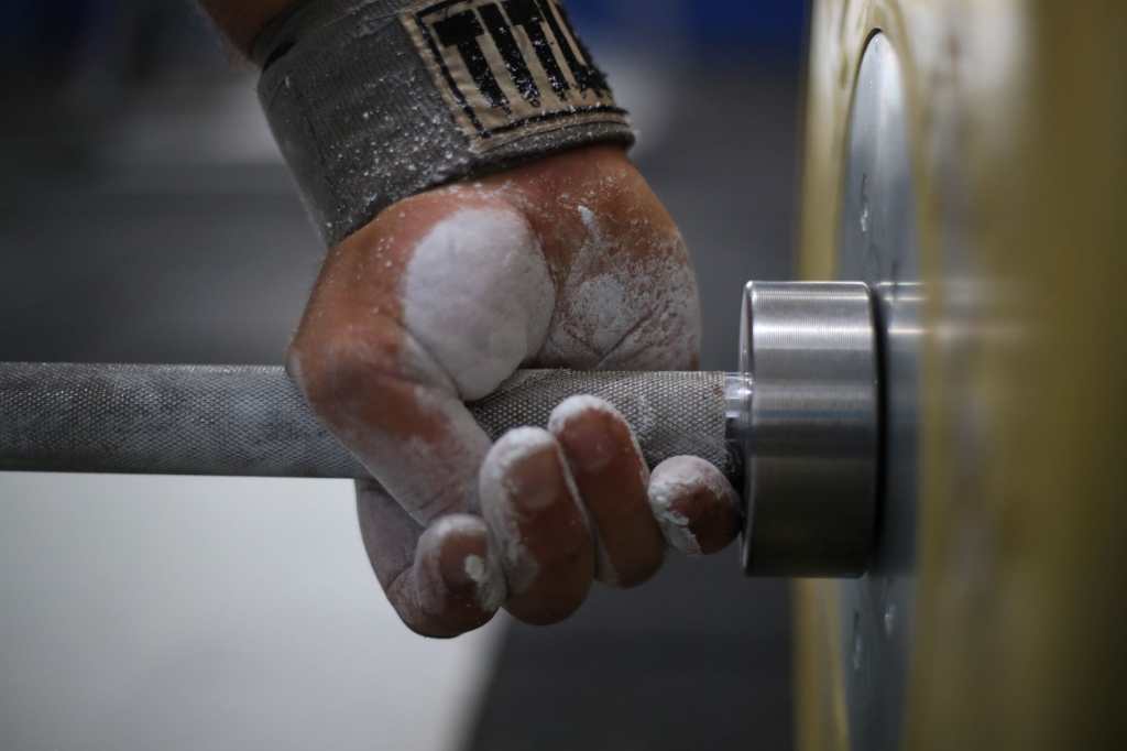 Lemus posa al final del entrenamiento en las instalaciones de la Federación de Levantamiento de Pesas en la zona 5 capitalina. (Foto Prensa Libre: Carlos Hernández).