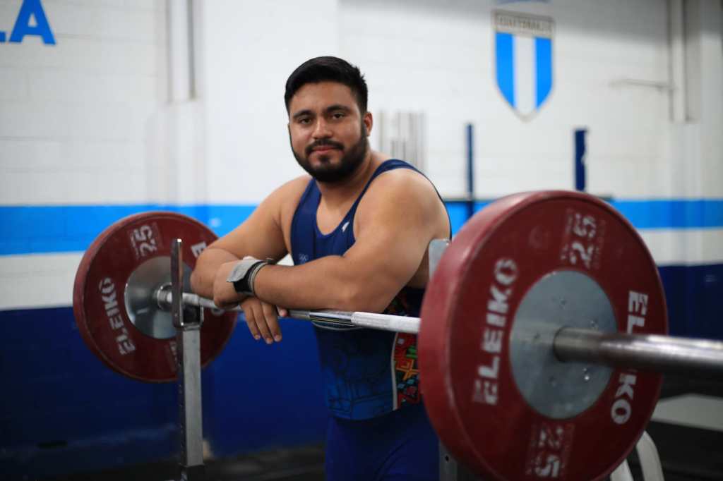 Lemus posa al final del entrenamiento en las instalaciones de la Federación de Levantamiento de Pesas en la zona 5 capitalina. (Foto Prensa Libre: Carlos Hernández).