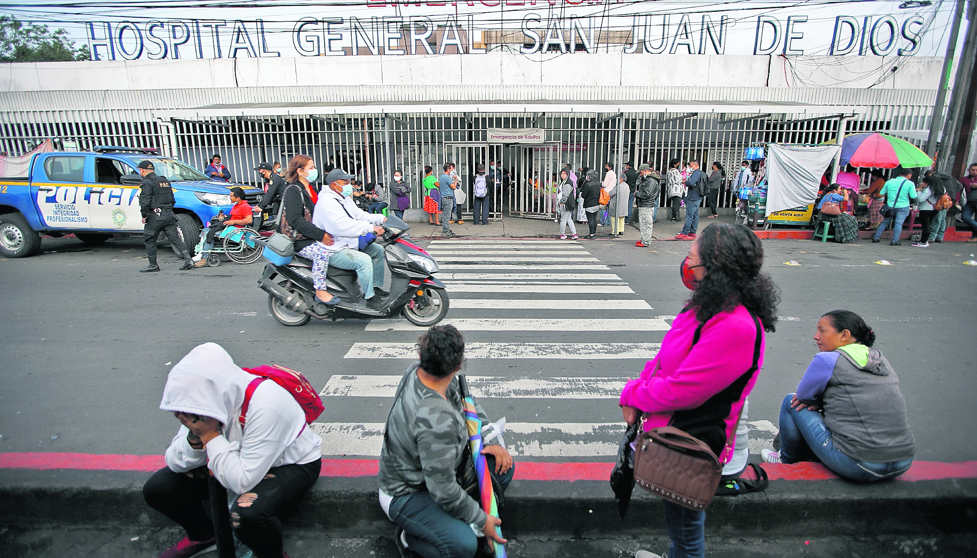 Personas esperan turno desde tempranas horas afuera del Hospital San Juan de Dios para ser atendidos. 27 meses después se espera que los hospitales públicos del país atiendan con normalidad a los pacientes.

foto Carlos Hernández
08/06/2022