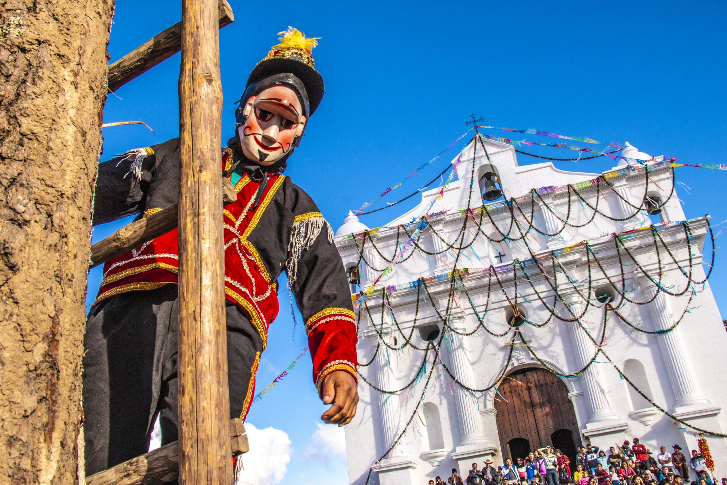 La iglesia Santo Tomás, ubicada en Chichicastenago, Quiché, figura como uno de los destinos imperdibles al visitar este municipio. (Foto Prensa Libre: Inguat)