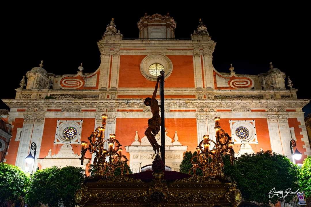 "Hemos visto llantos y gente triste": La lluvia frustra las procesiones del Viernes Santo en Sevilla