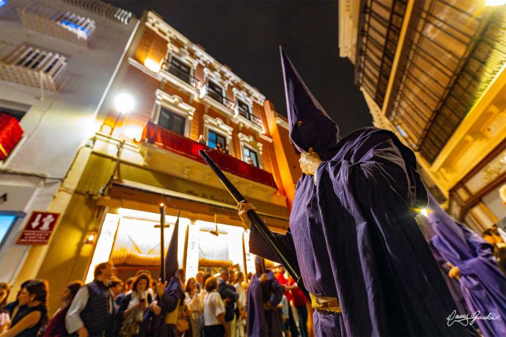 "Hemos visto llantos y gente triste": La lluvia frustra las procesiones del Viernes Santo en Sevilla