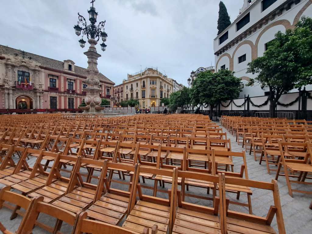 "Hemos visto llantos y gente triste": La lluvia frustra las procesiones del Viernes Santo en Sevilla